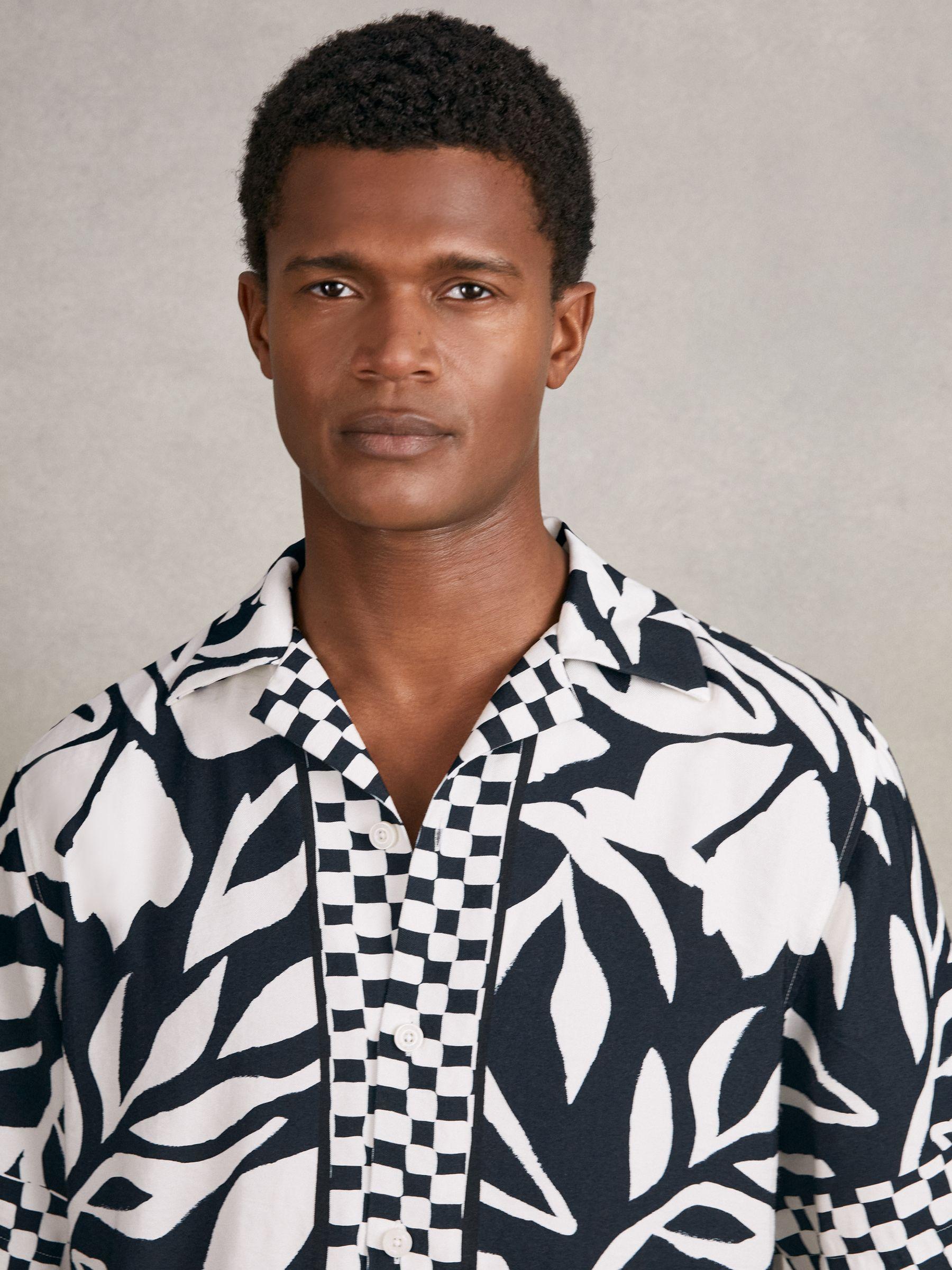 Floral-Print Cuban-Collar Shirt in Navy/White Product Image