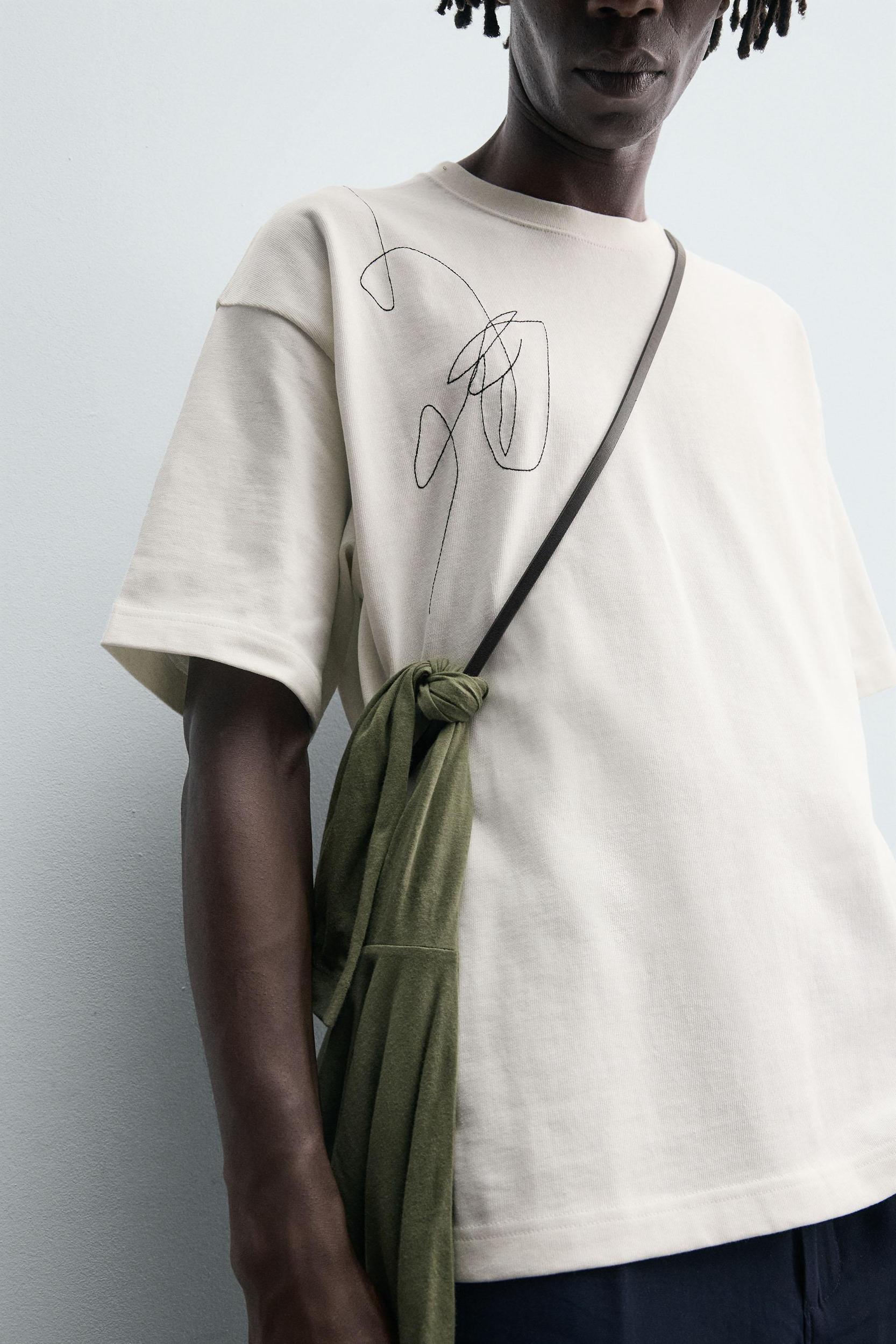 EMBROIDERED PHOTO PRINT T-SHIRT Product Image