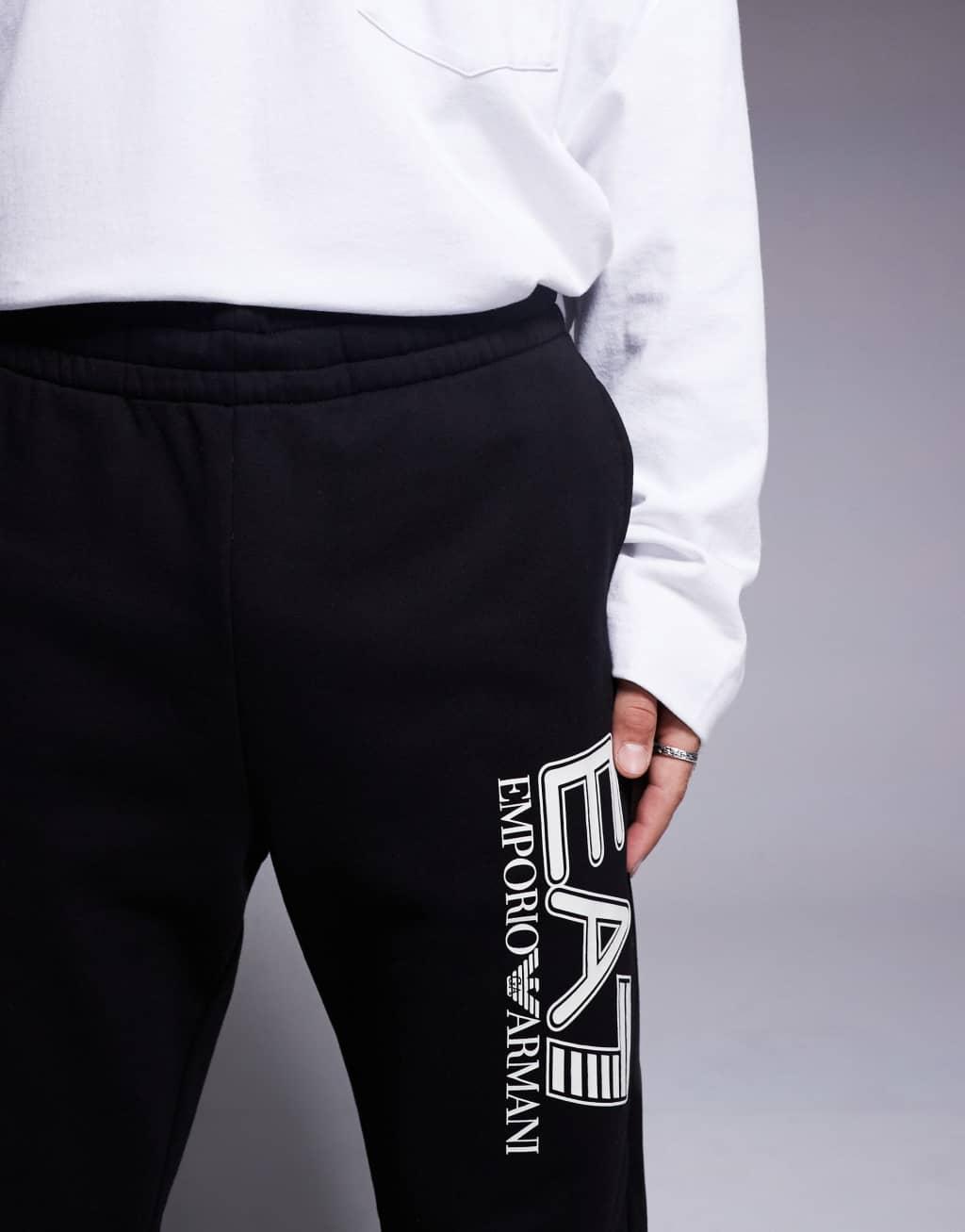 EA7 front logo sweatpants in black Product Image