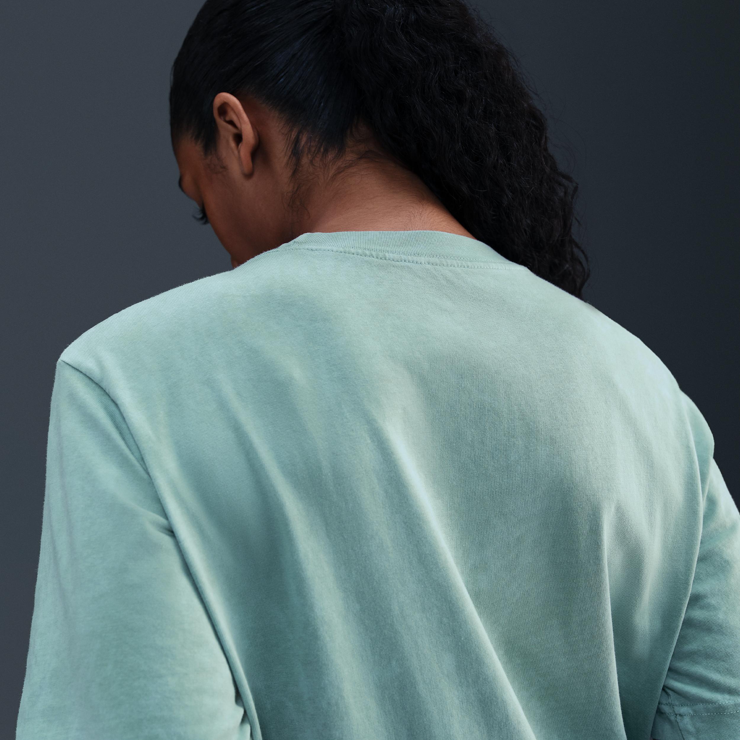 Nike Women's Loose Graphic Basketball T-Shirt Product Image