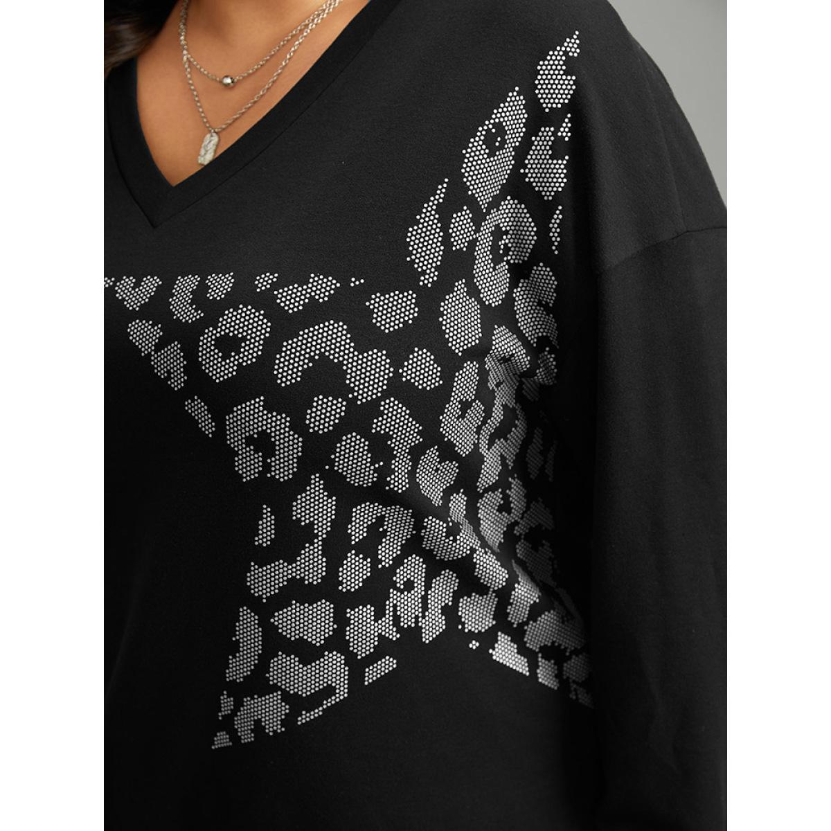 Plus Size Leopard & Star Print Round Neck Sweatshirt Women Black Casual Printed V-neck Dailywear Sweatshirts BloomChic 18-20/2X Product Image