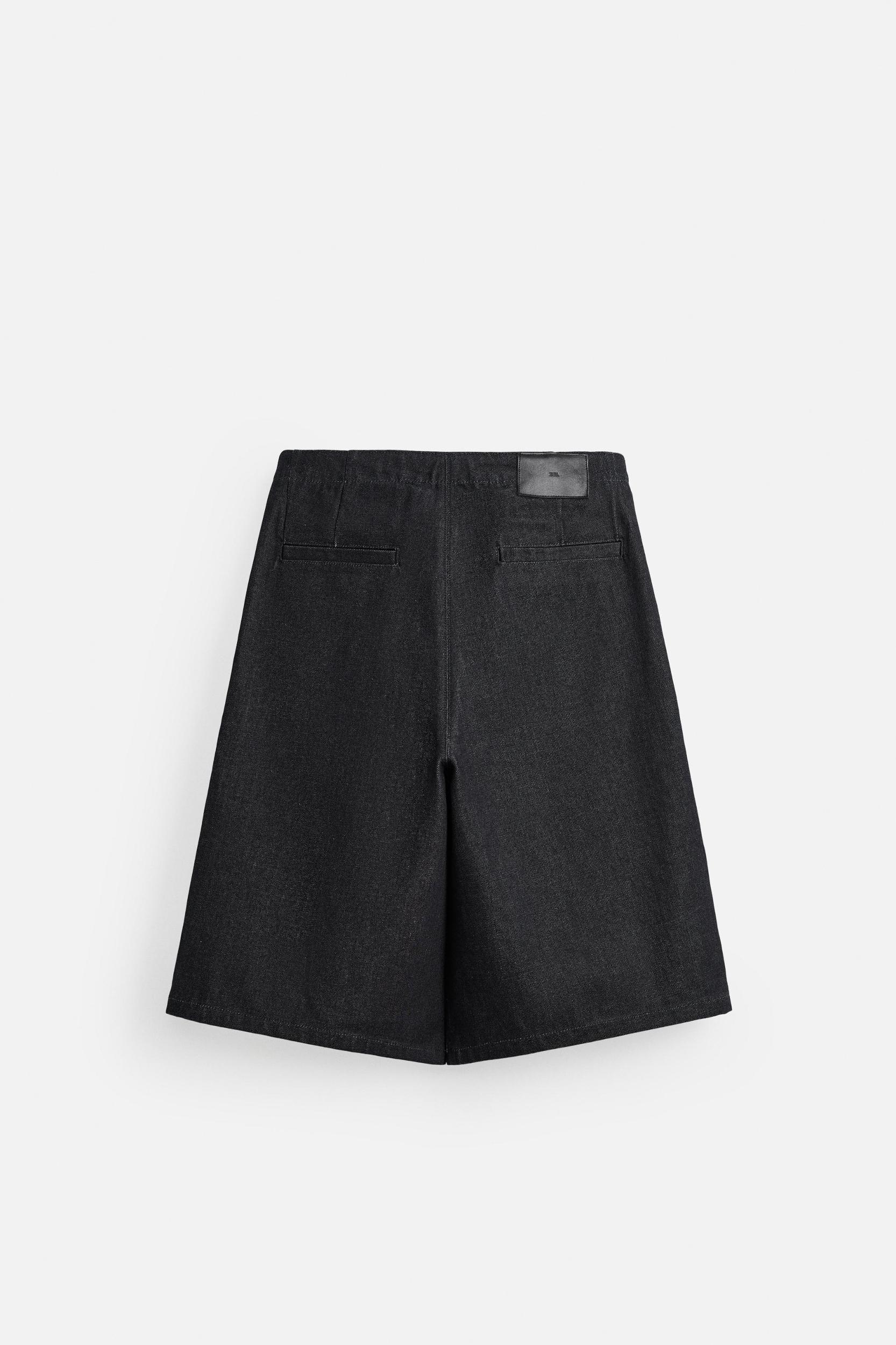 PLEATED WIDE LEG BERMUDA SHORTS Product Image