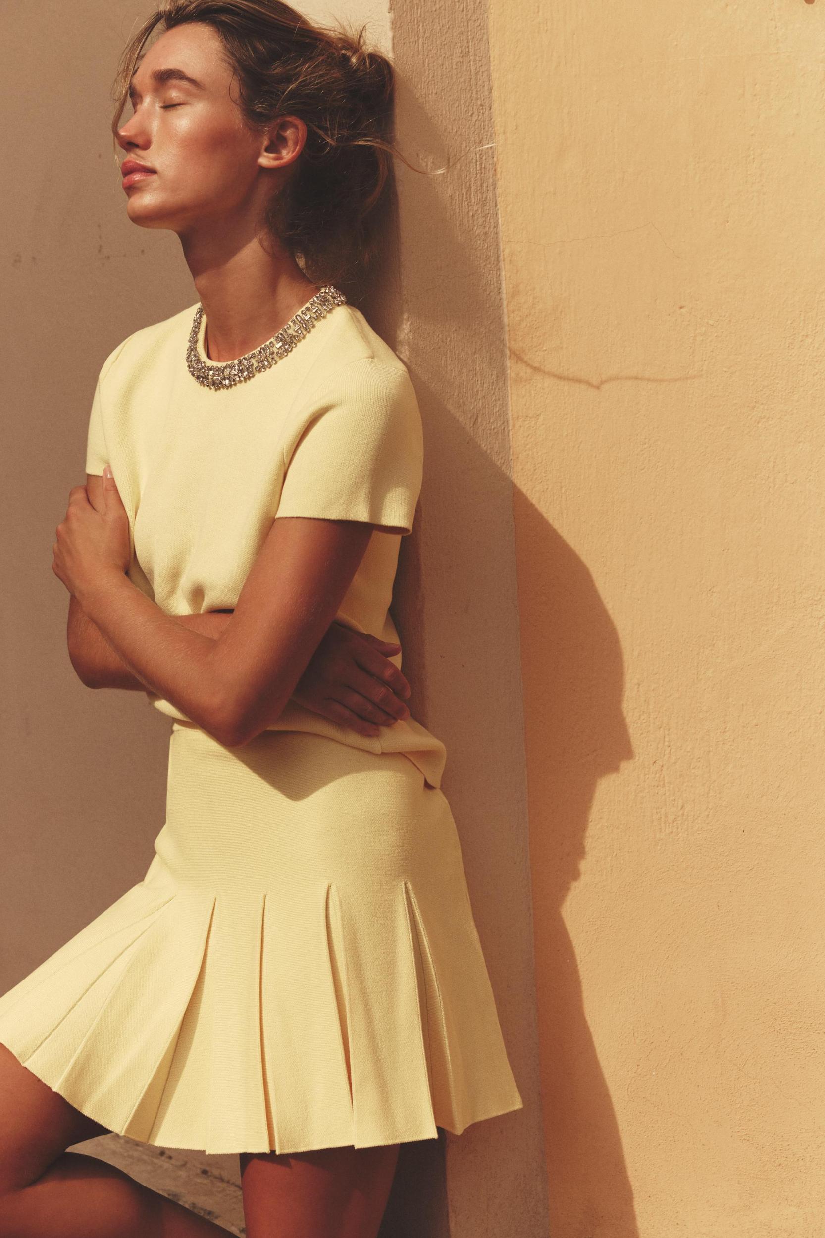 BOX PLEAT KNIT MINI SKIRT Product Image