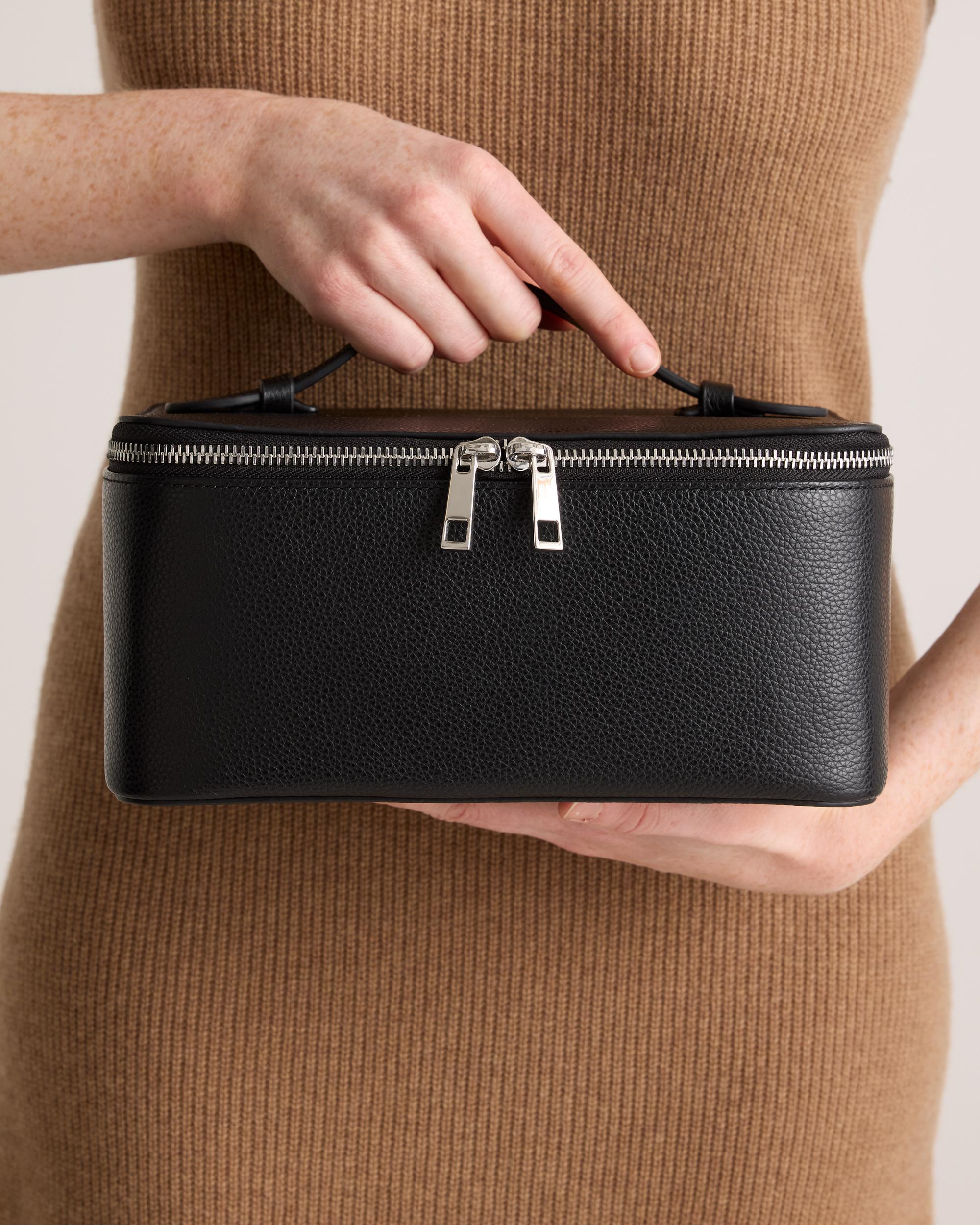 Quince | Women's Italian Leather Travel Cosmetic Case Product Image