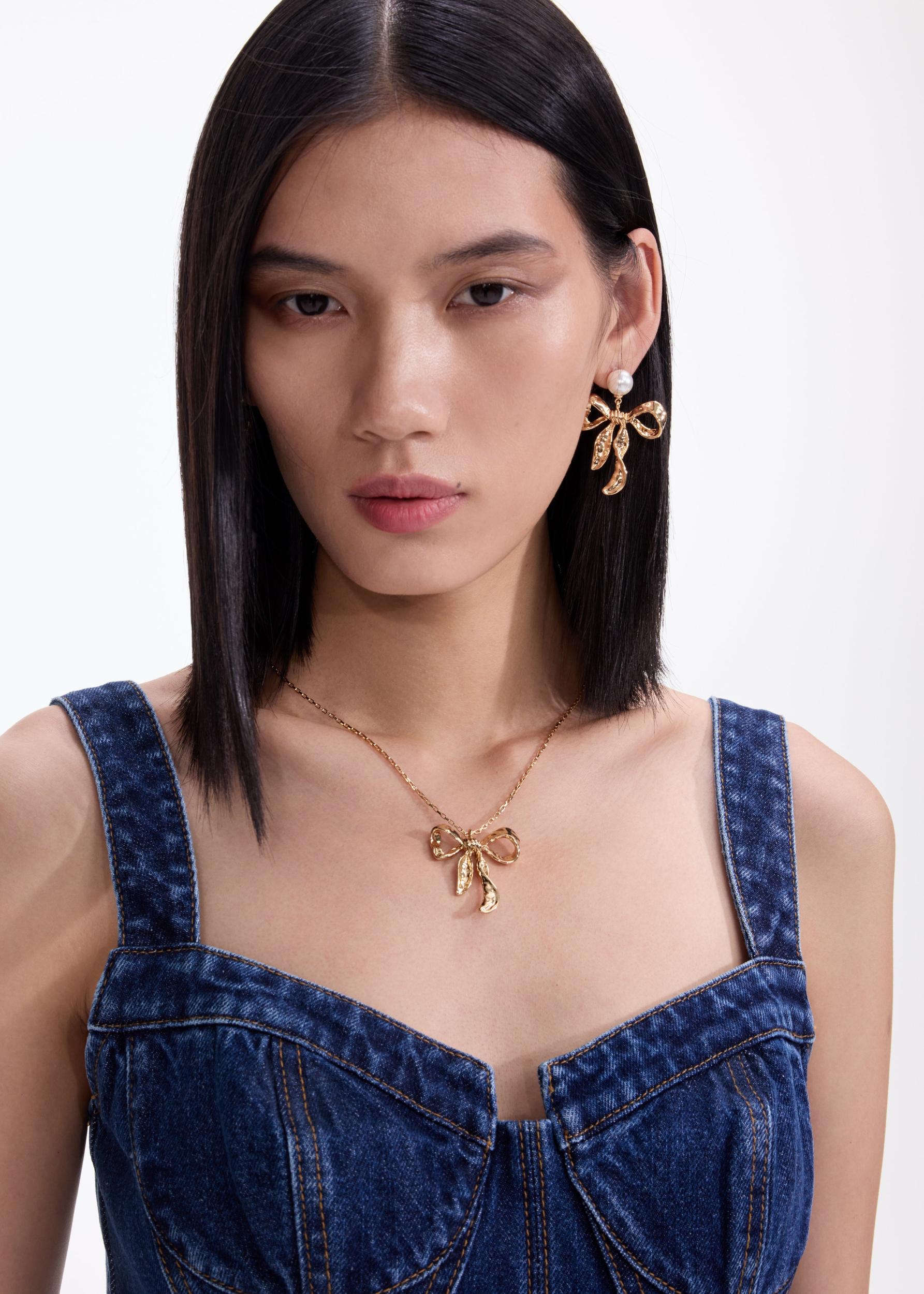 Mottled Gold Bow Pendant Necklace Product Image