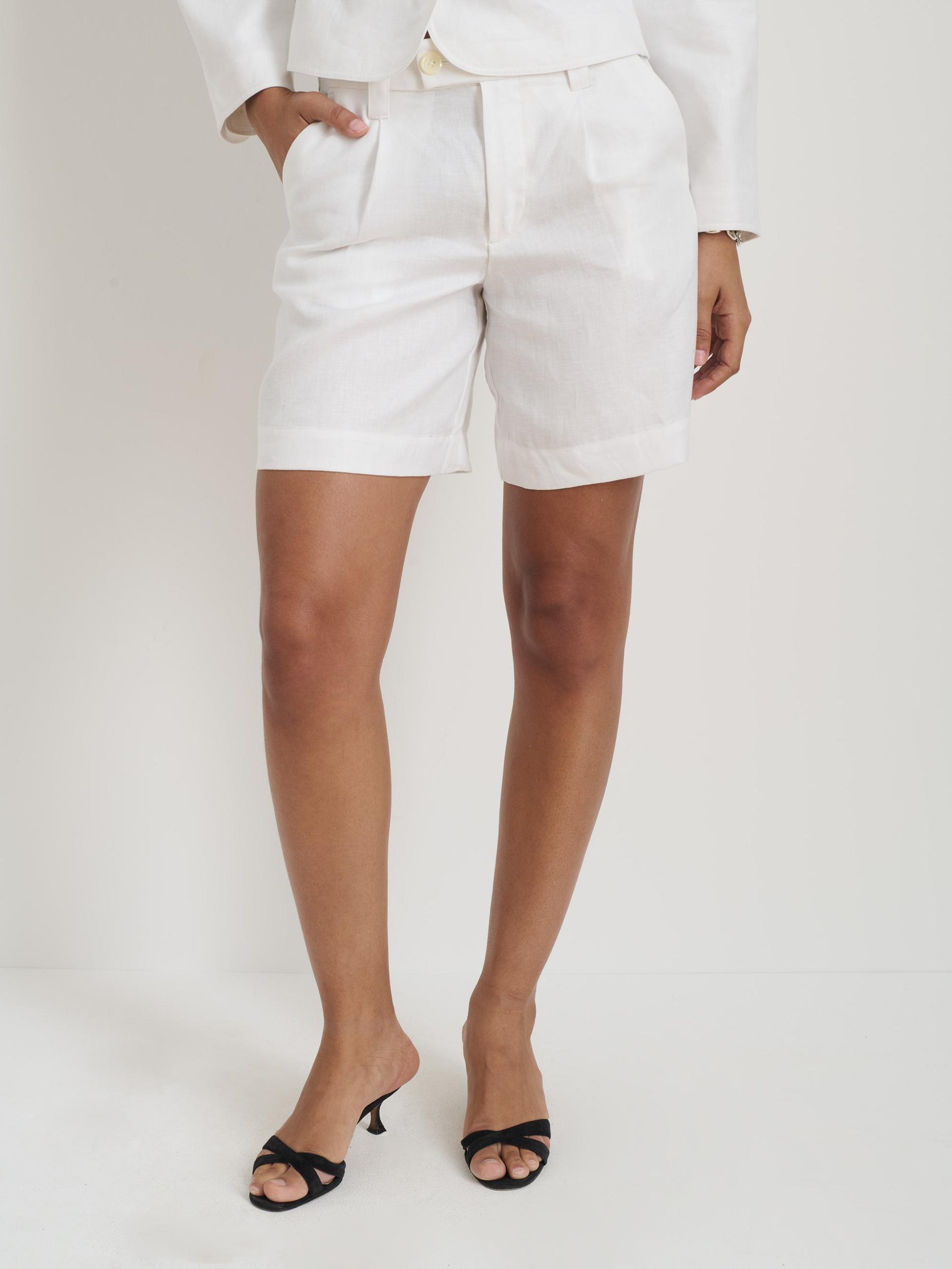 Luna Pleated Short In Linen Product Image