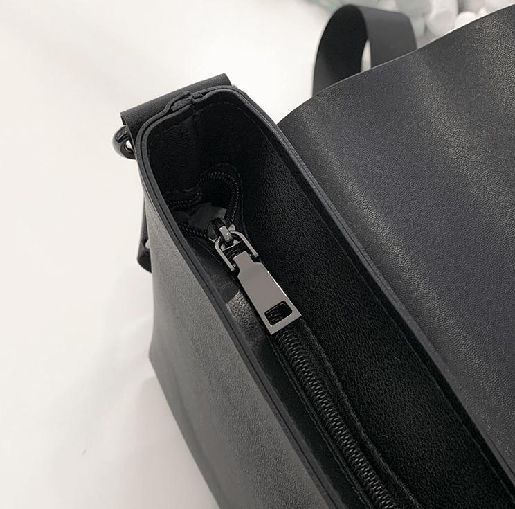 SMALL MESSENGER SHOULDER BAG Product Image