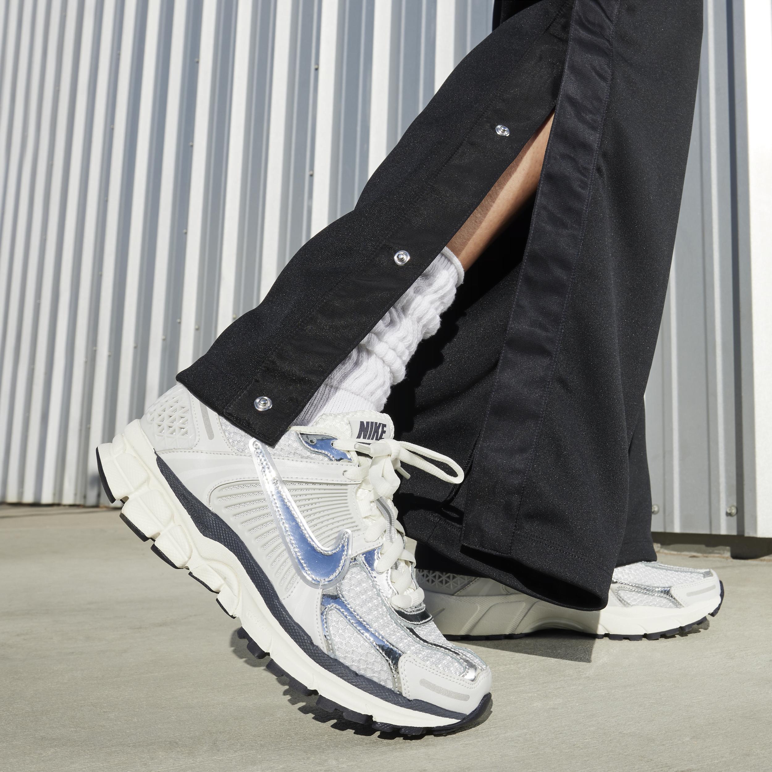 Nike Womens Zoom Vomero Shoes | FD0884-025 Product Image