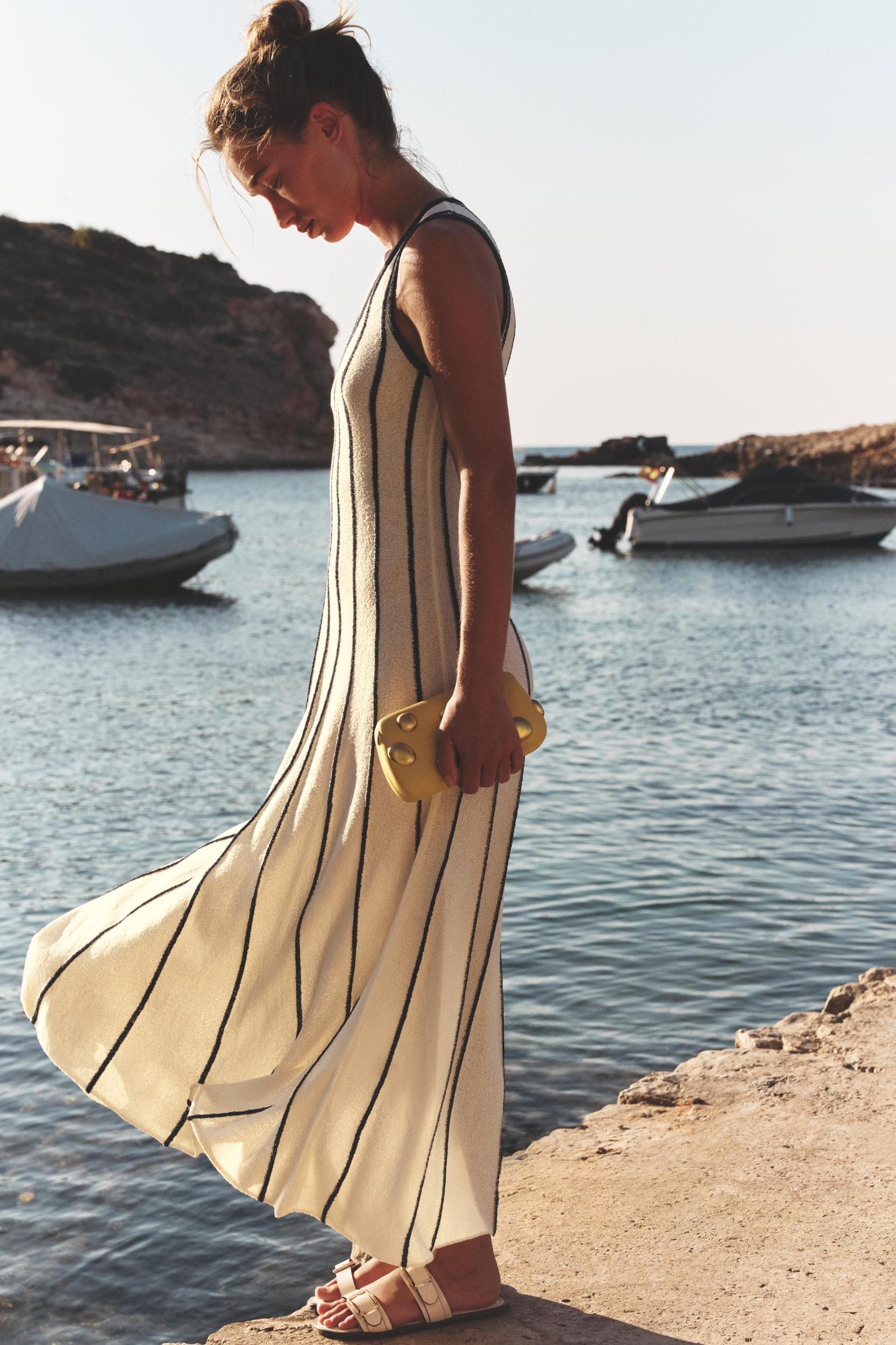 METAL APPLIQUÉ CLUTCH Product Image