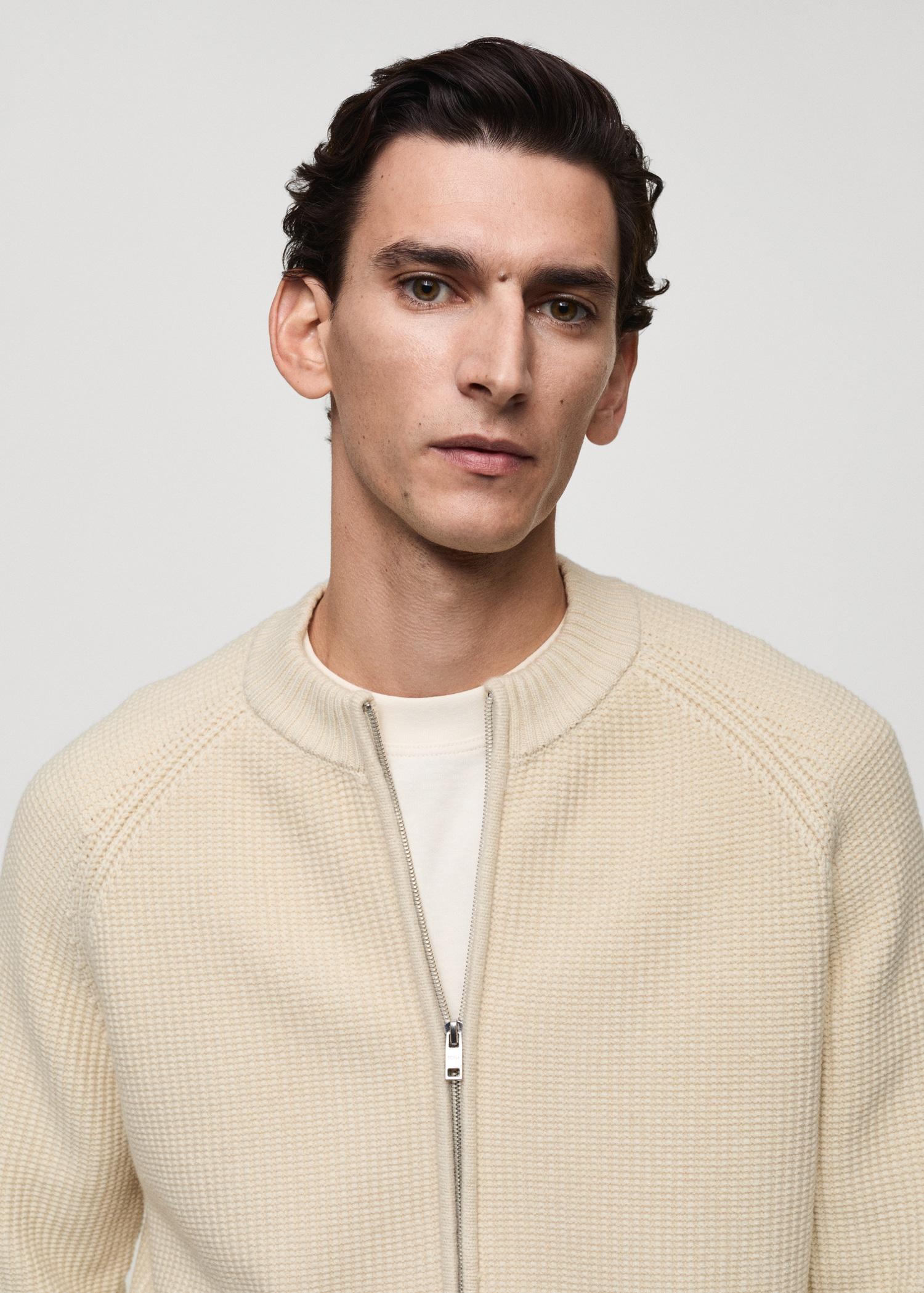 Structured knitted cardigan with zip - Men | MANGO USA Product Image