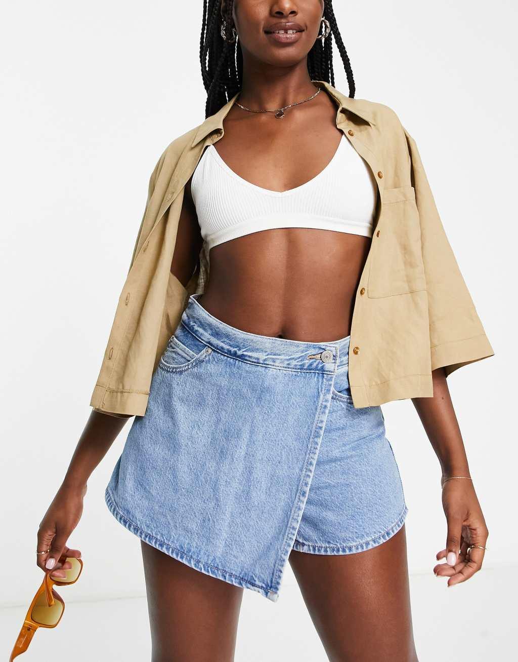 Levi's denim skort in light wash Product Image