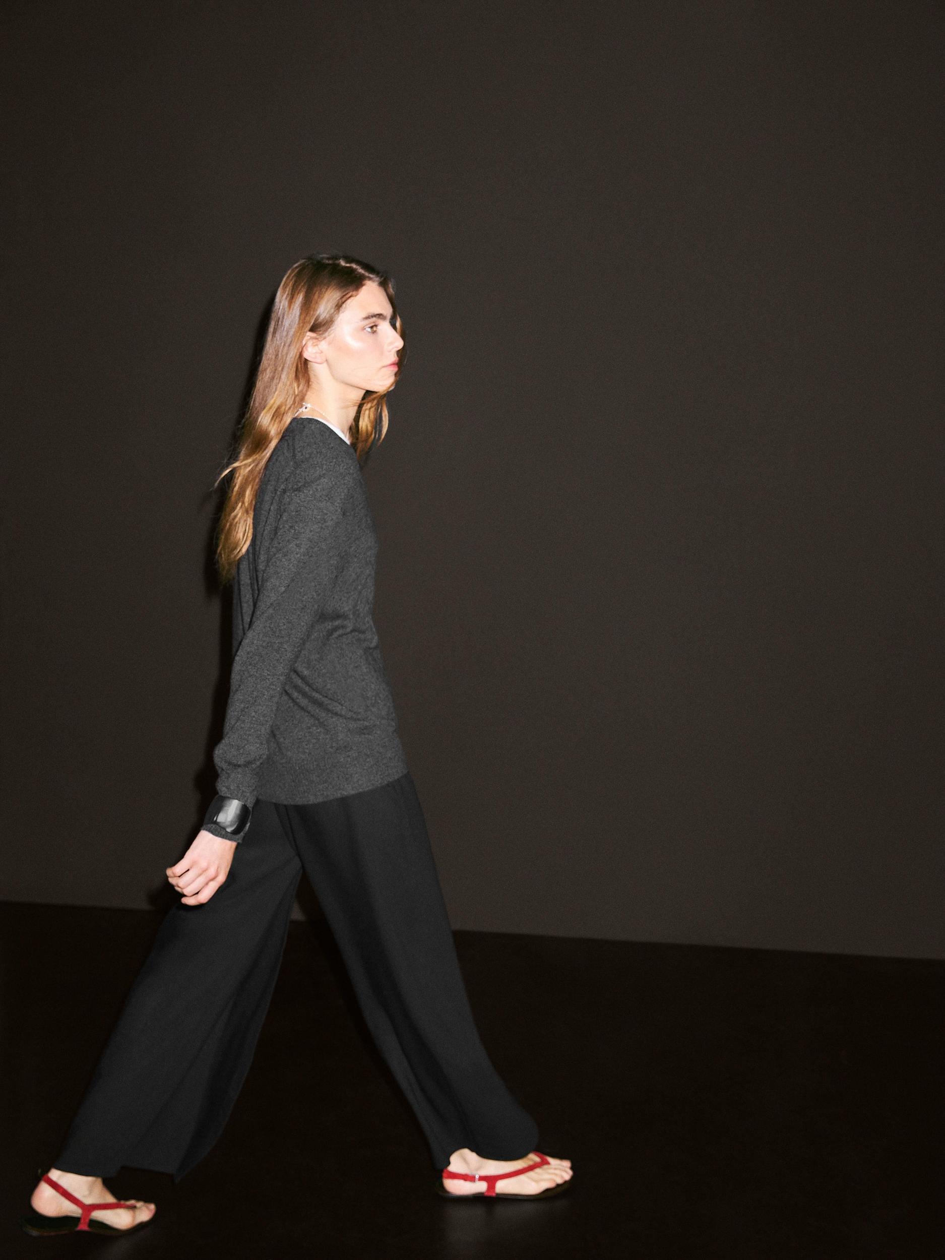 Knit 100% cashmere V-neck sweater Product Image