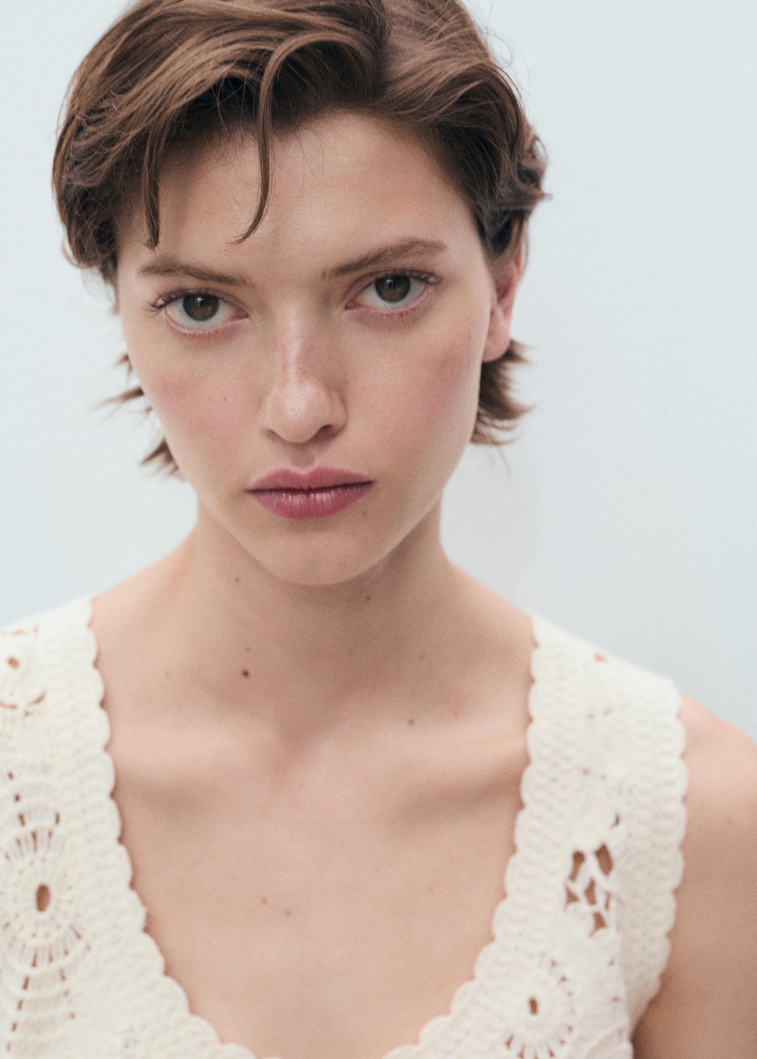 Crochet top with flowers - Women | MANGO USA Product Image