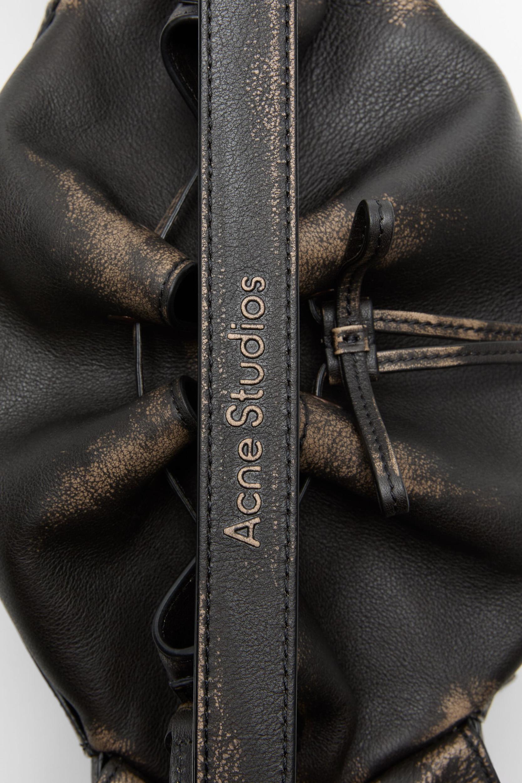 Multipocket bucket bag Product Image