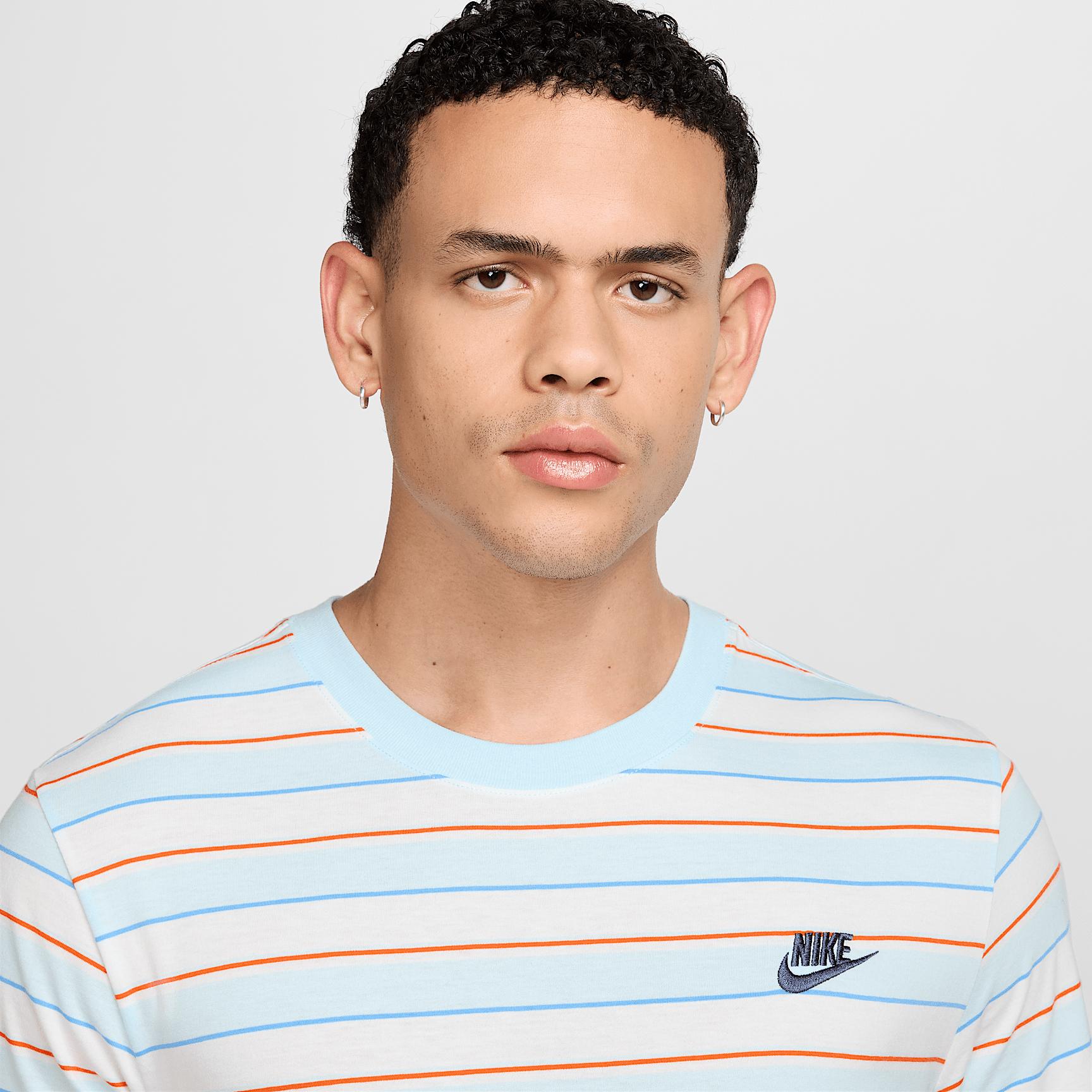 Nike Men's Club T-Shirt Product Image