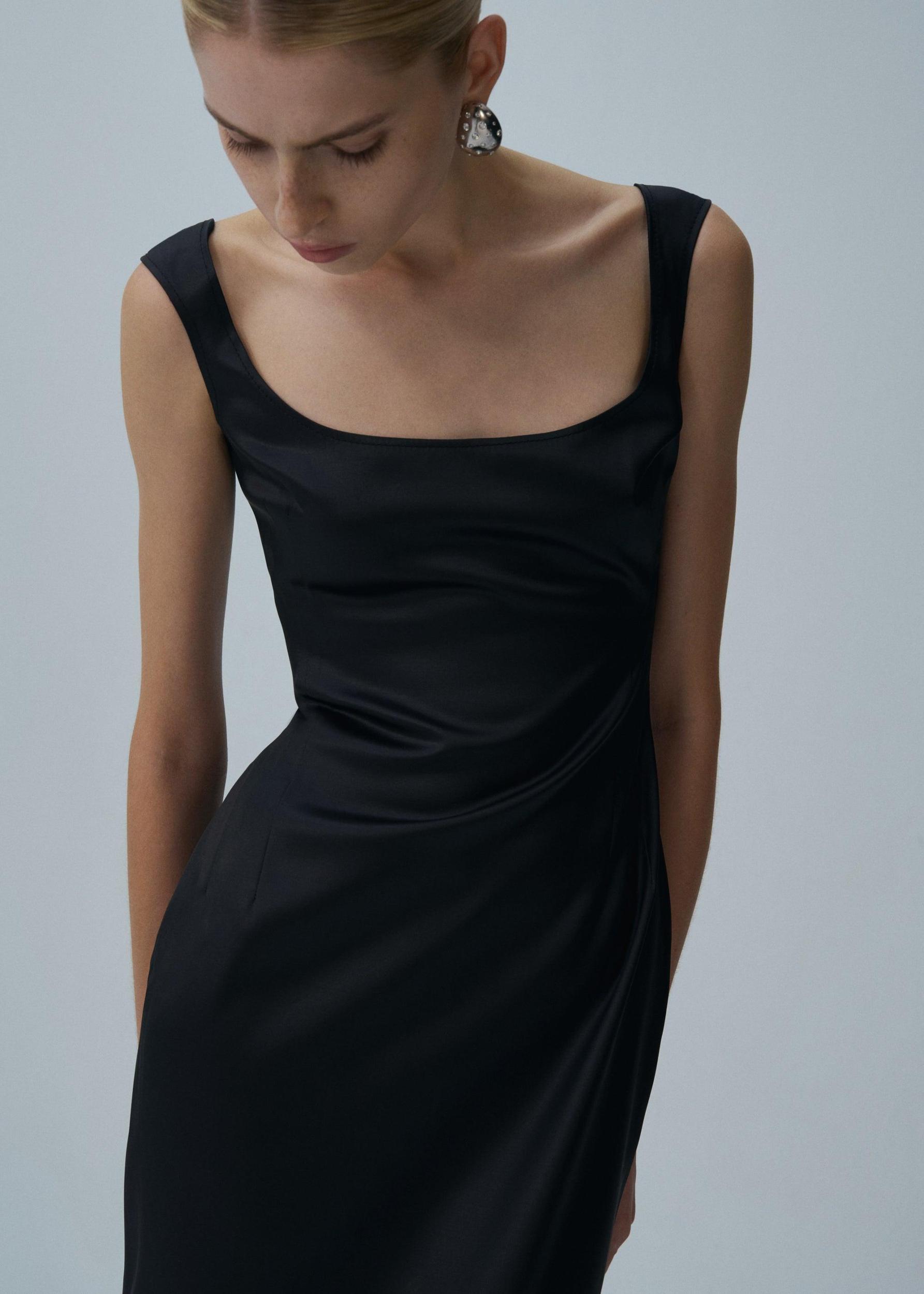 Round neck midi dress in black Product Image