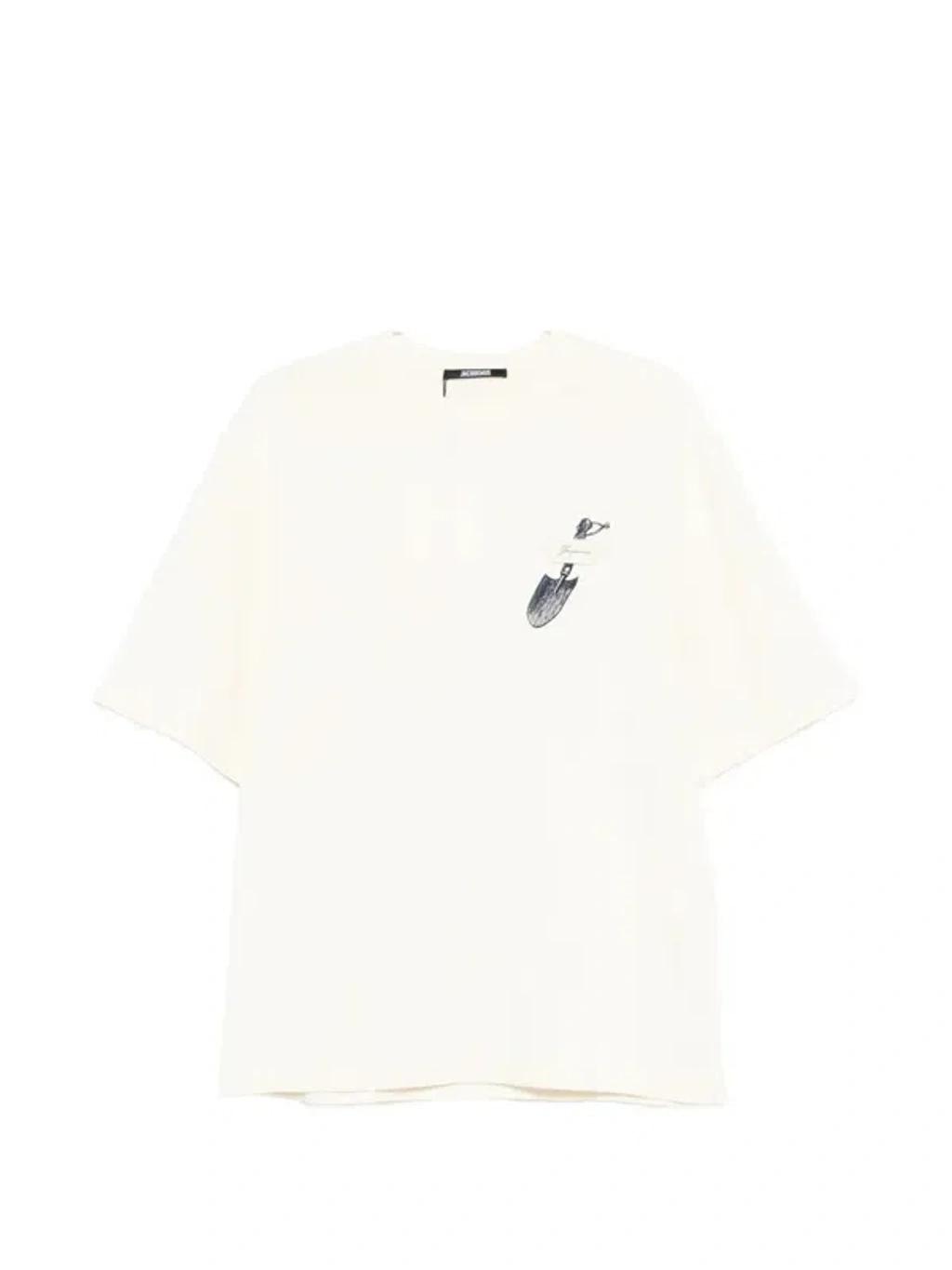 JACQUEMUS Graphic Print Crew Neck Short Sleeve T-shirt In White Product Image