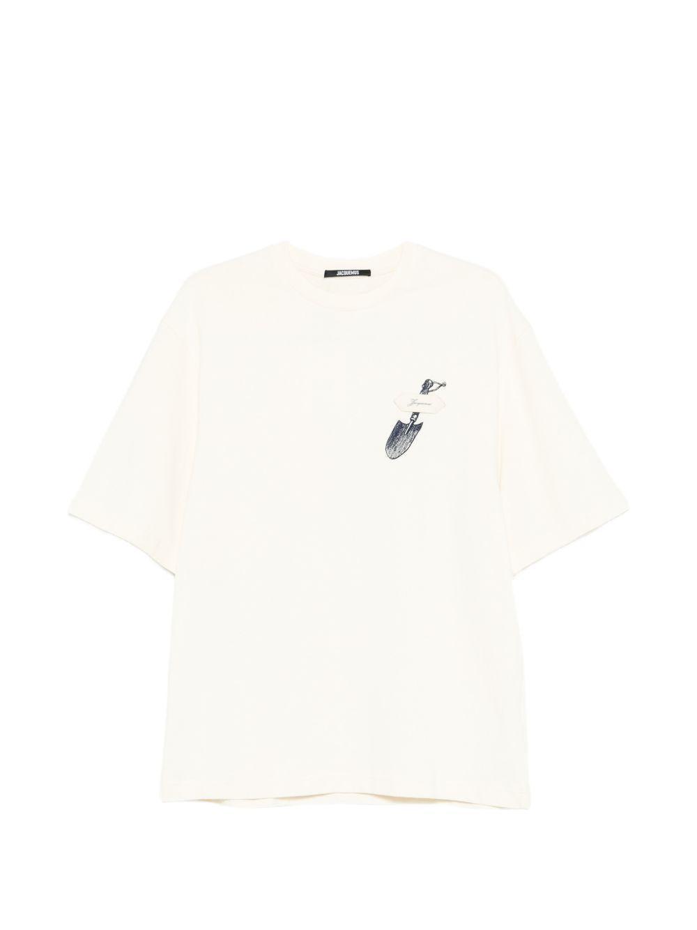 JACQUEMUS Graphic Print Crew Neck Short Sleeve T-shirt In White Product Image