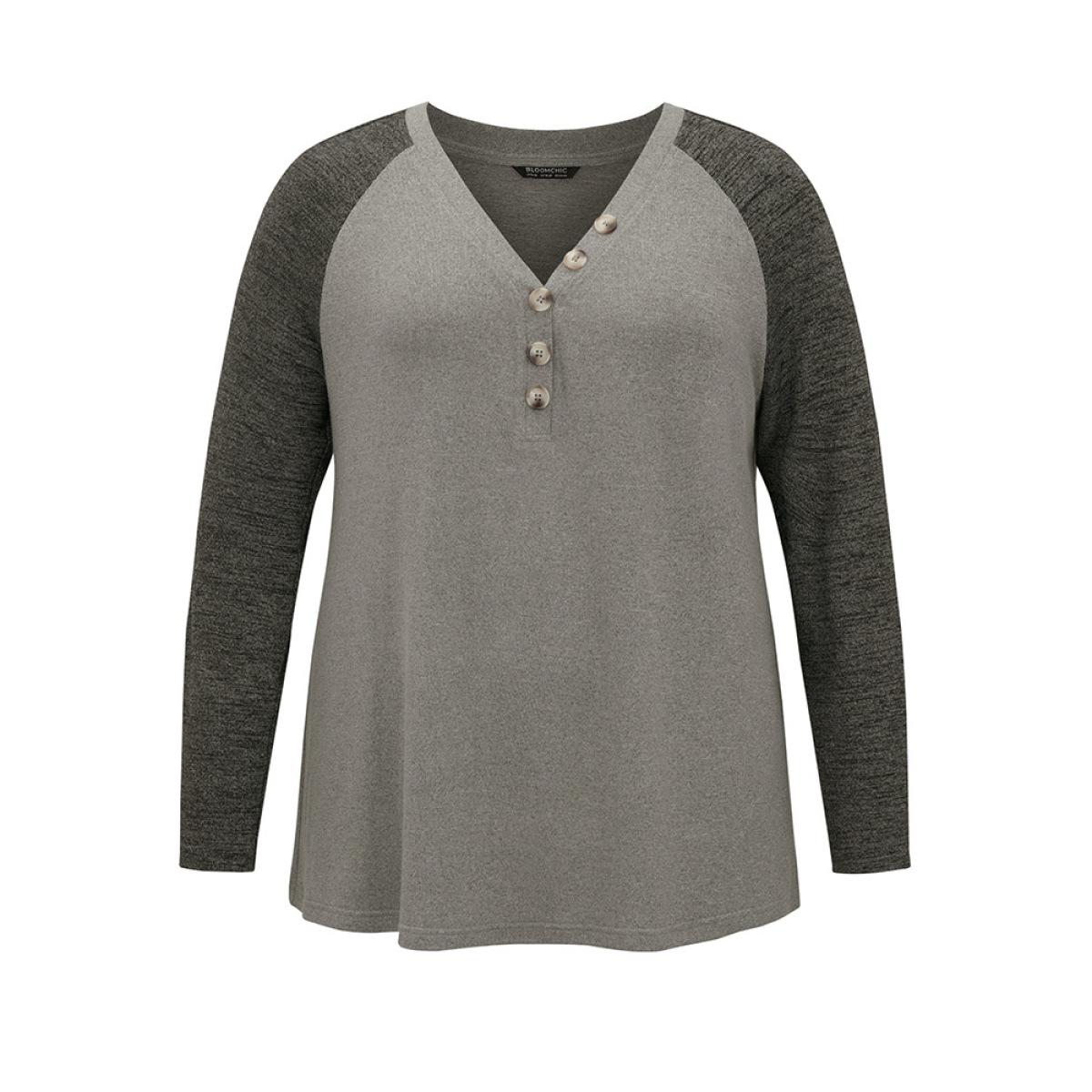 Plus Size Contrast Button Detail Raglan Sleeve T-shirt Gray Women Casual Contrast Plain V-neck Dailywear T-shirts BloomChic 30/6X Product Image
