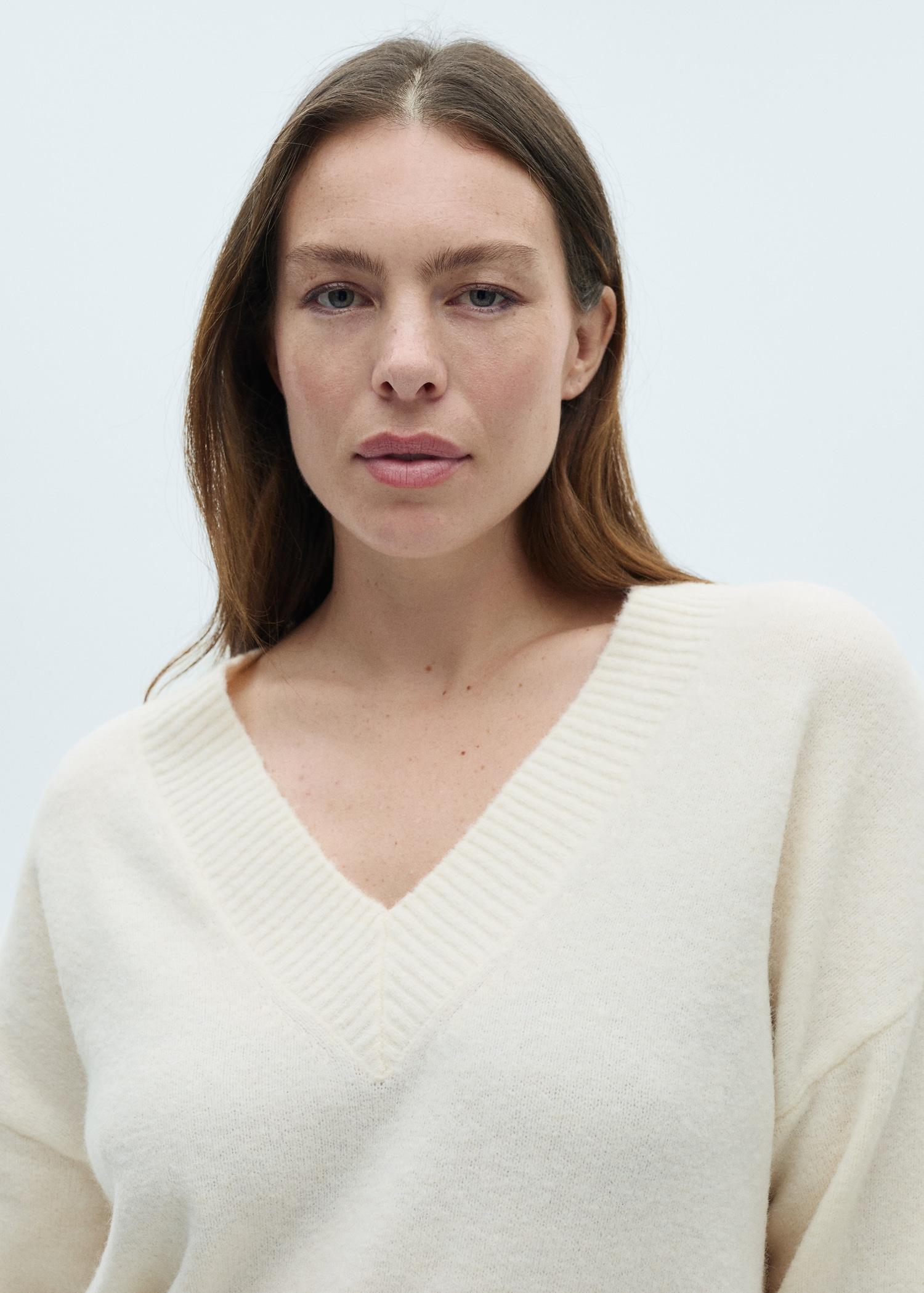 Oversized V-neck sweater - Women | MANGO USA Product Image