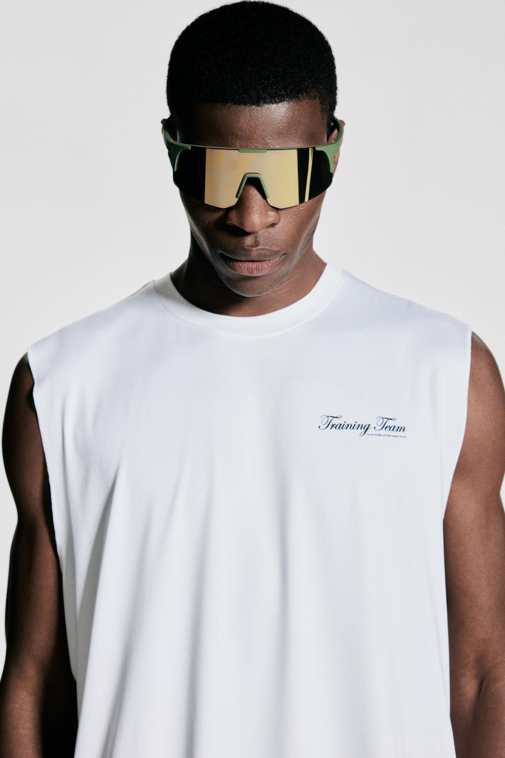 Loose-Fit Sports Tank Top with DryMove™ Product Image