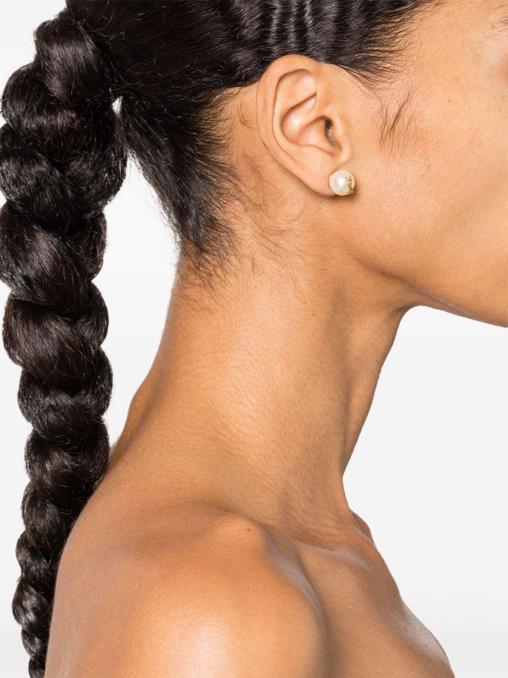 logo-plaque pearl stud earrings Product Image