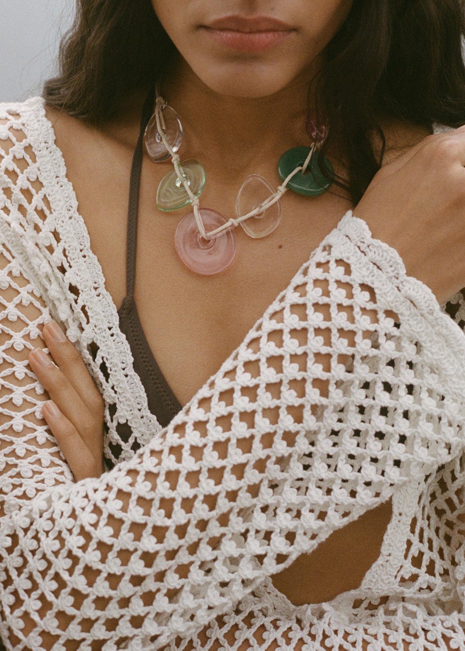 Contrasting pendant necklace - Women | MANGO USA Product Image