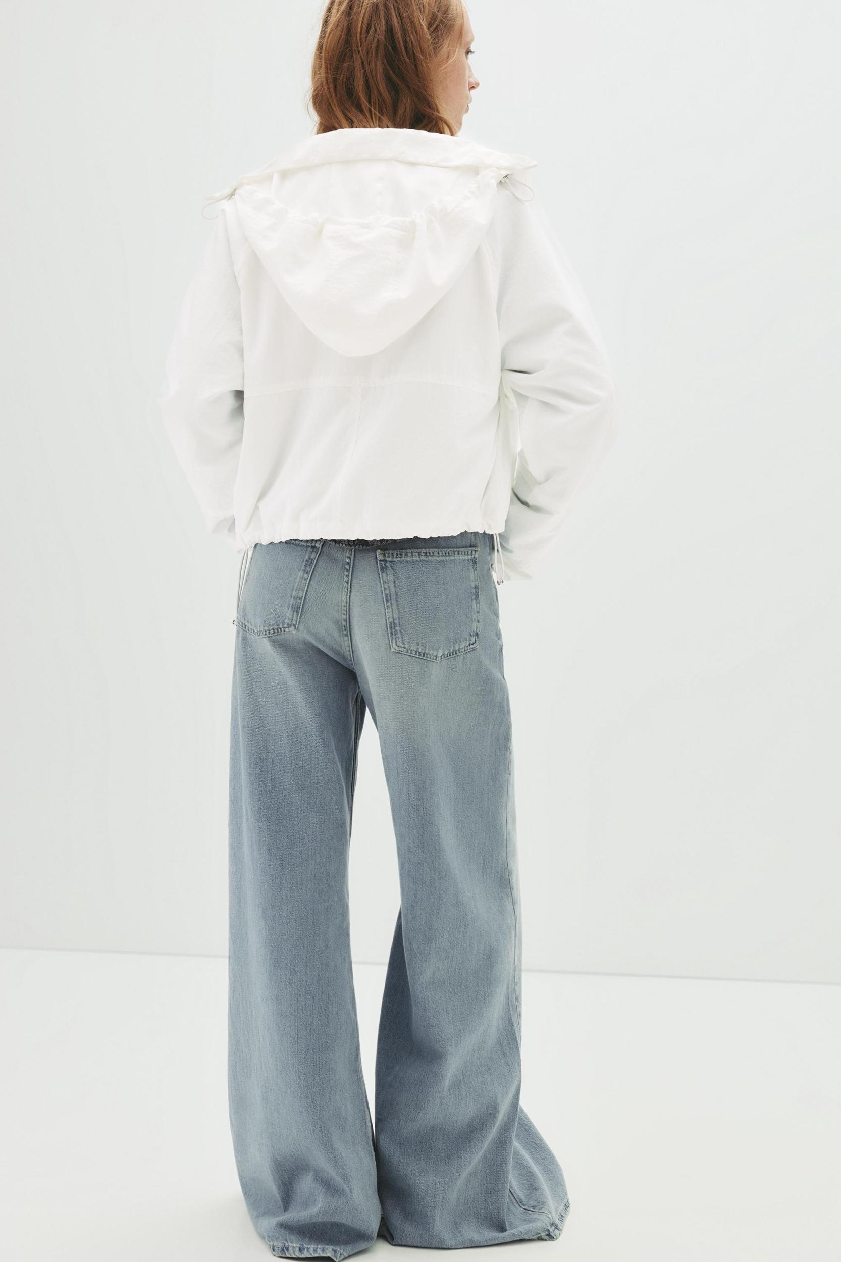 Short lightweight hooded jacket Product Image