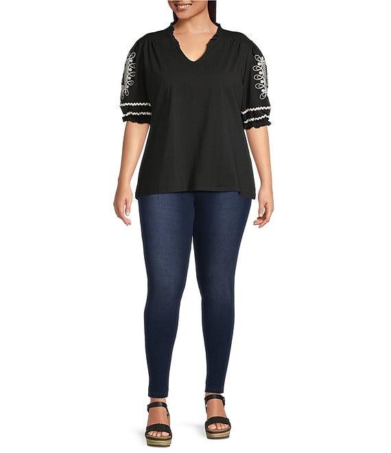 Calessa Plus Size Embroidered Split V-Neck Short Balloon Sleeve Blouse Product Image