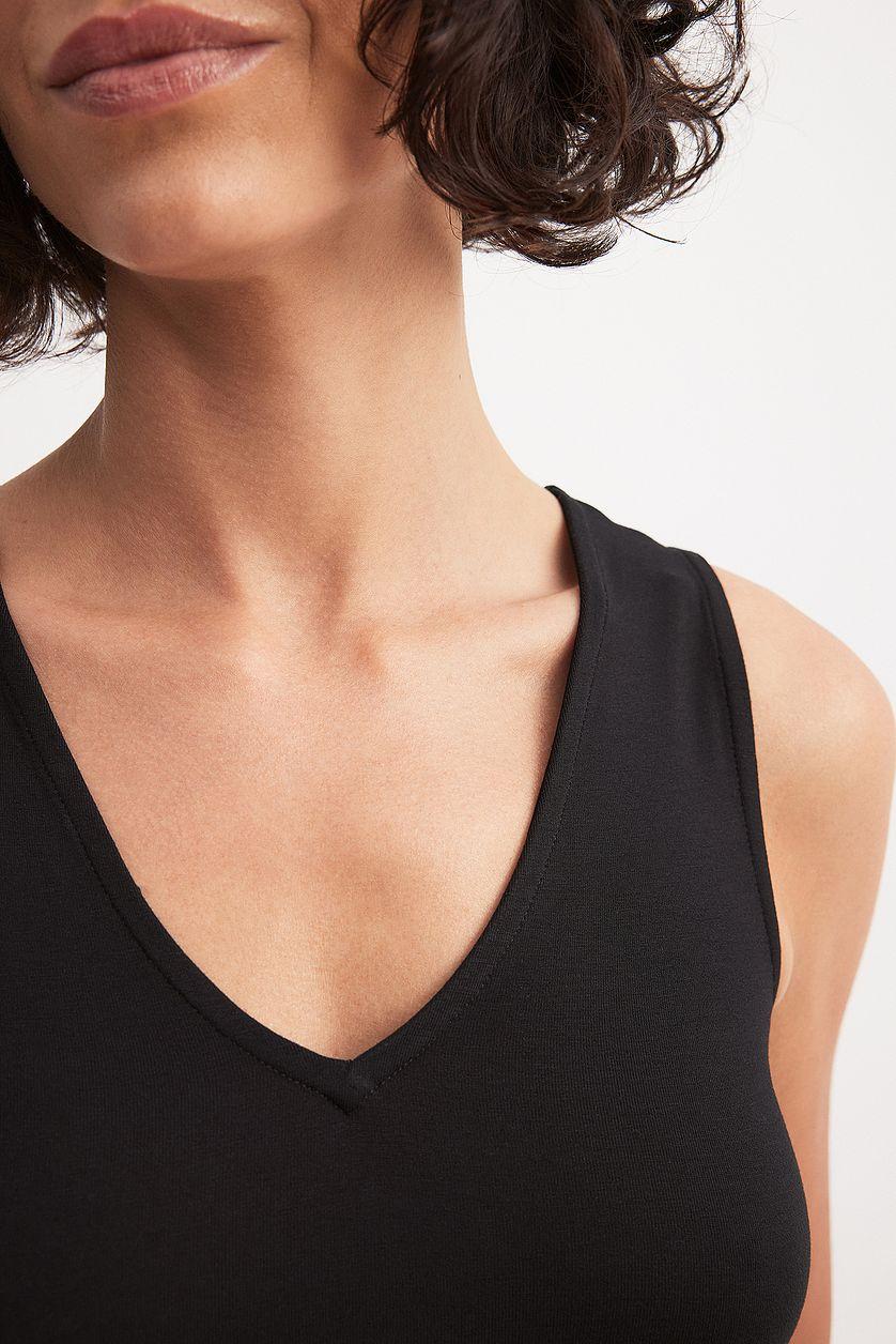 Soft Line Sleeveless V-neck Body Product Image