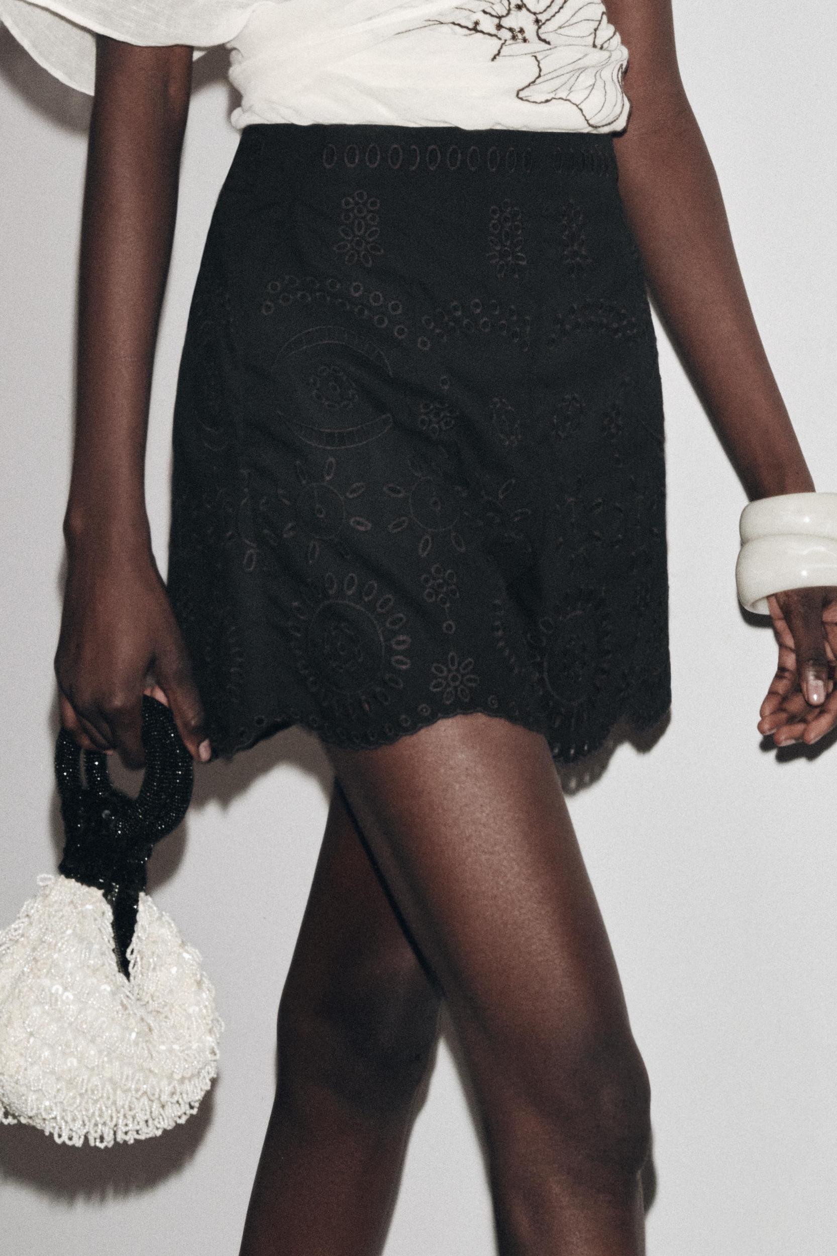 ZW COLLECTION PERFORATED EMBROIDERY BERMUDA SHORTS Product Image