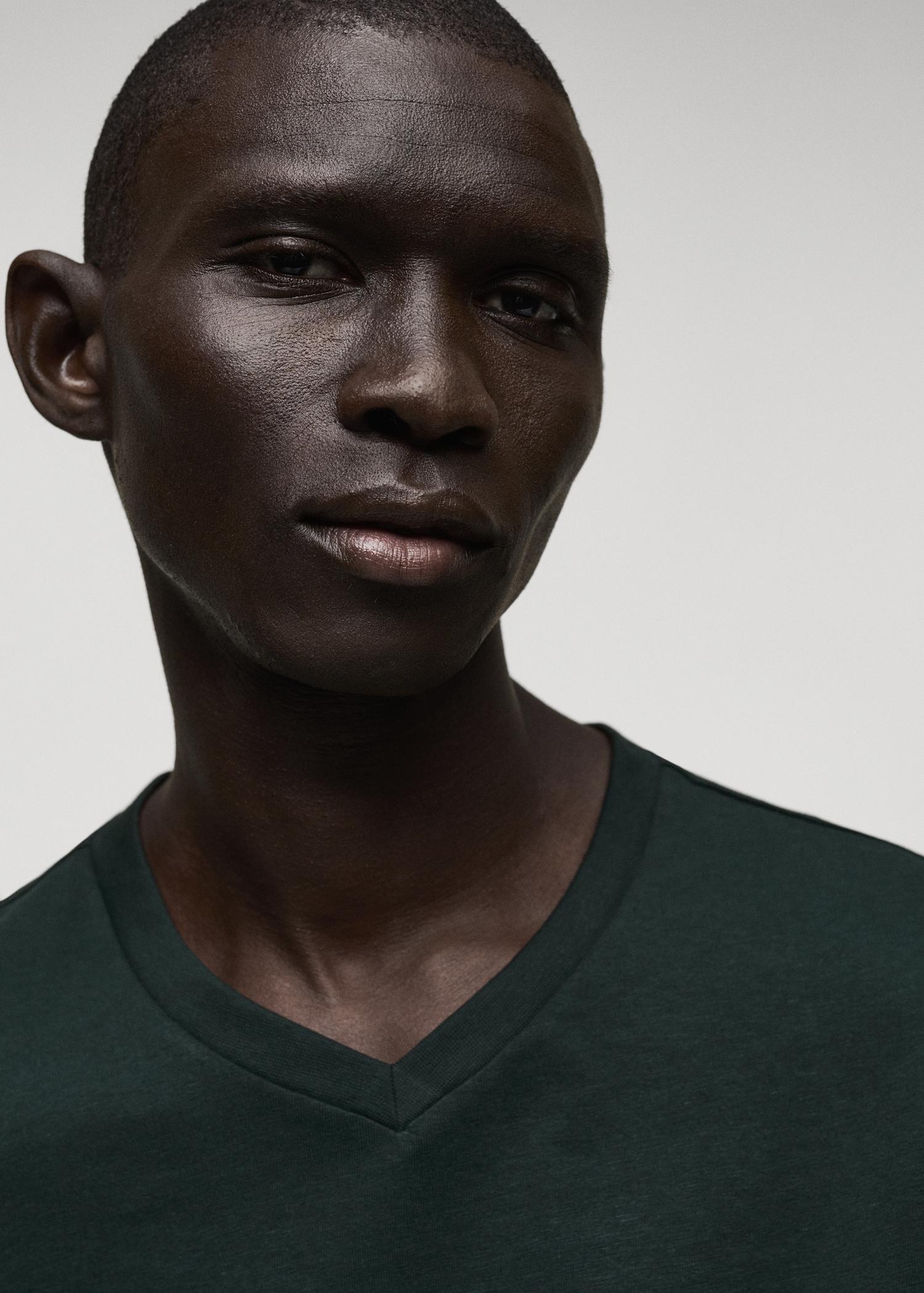 100% cotton slim-fit V-neck t-shirt - Men | MANGO USA Product Image