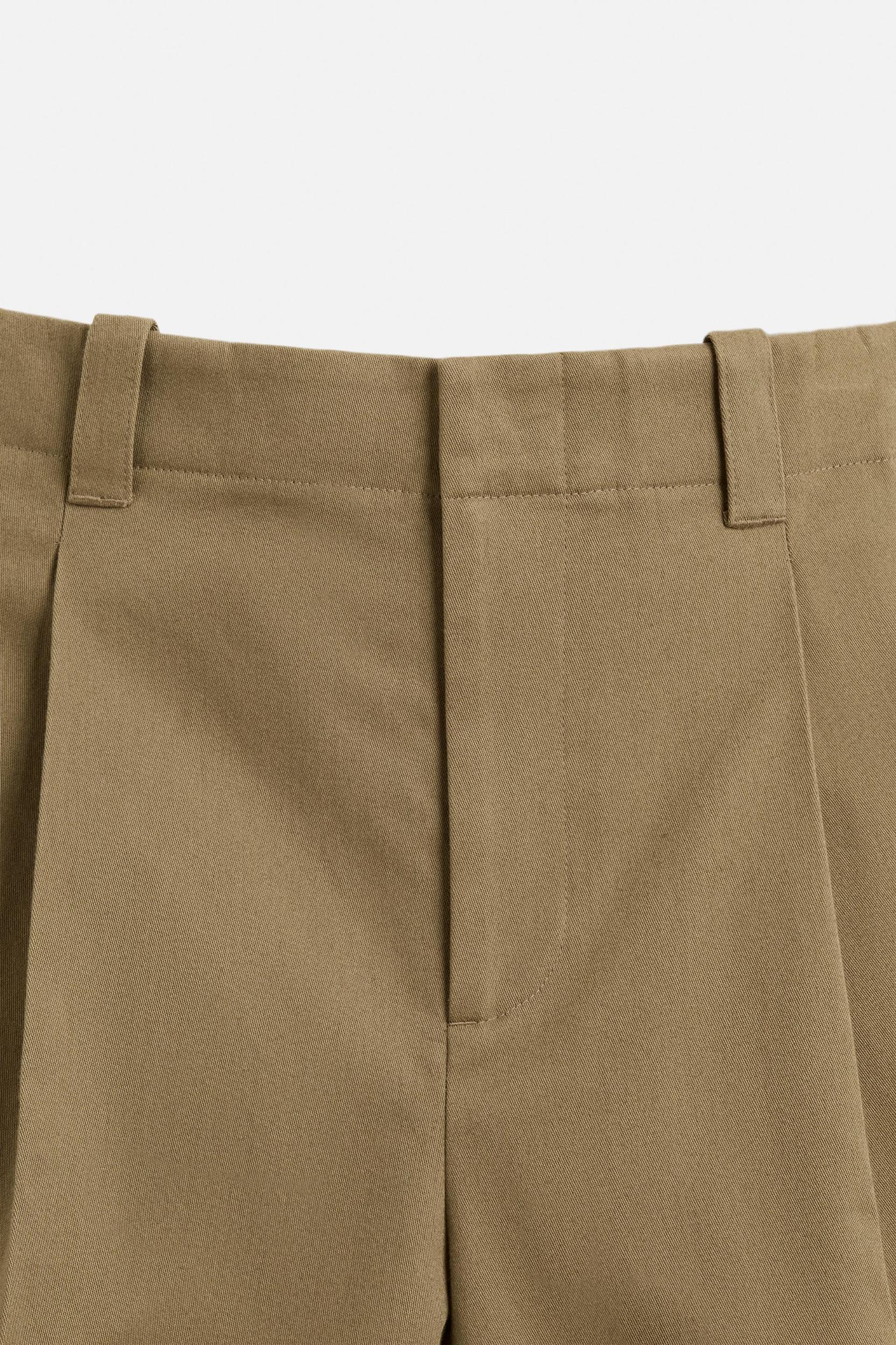 RELAXED FIT PLEATED SHORTS Product Image