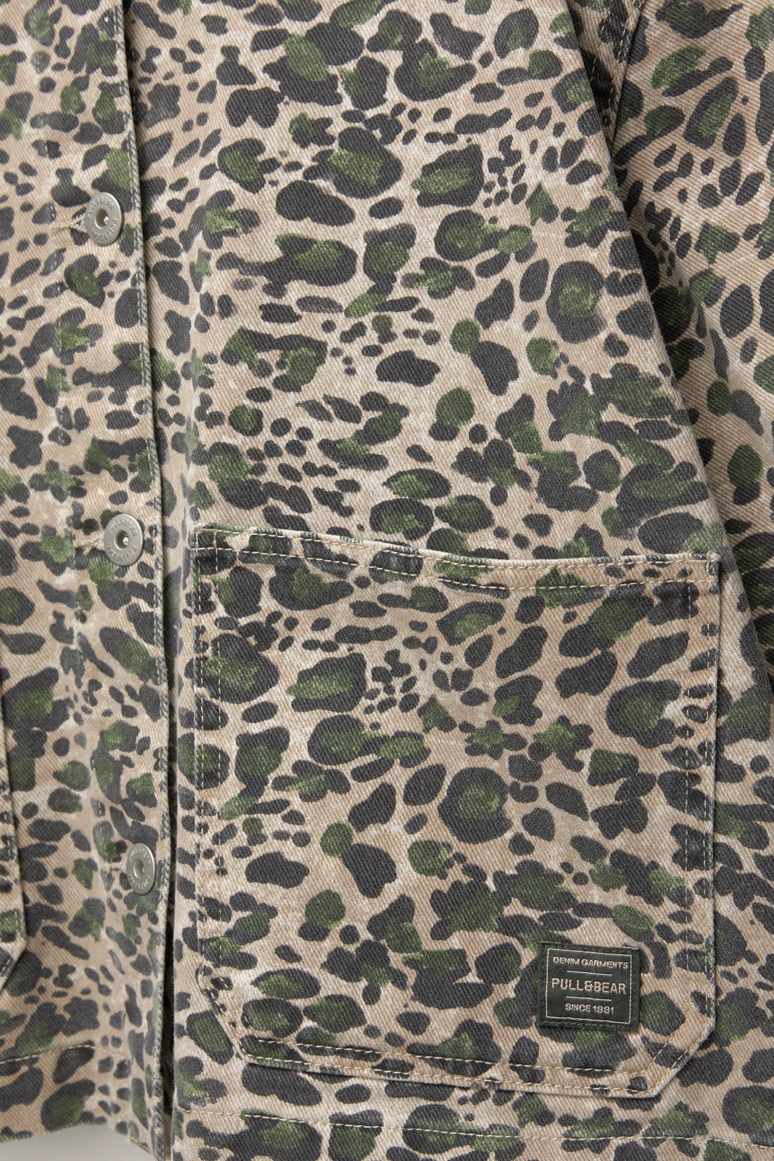 Cropped leopard print jacket Product Image