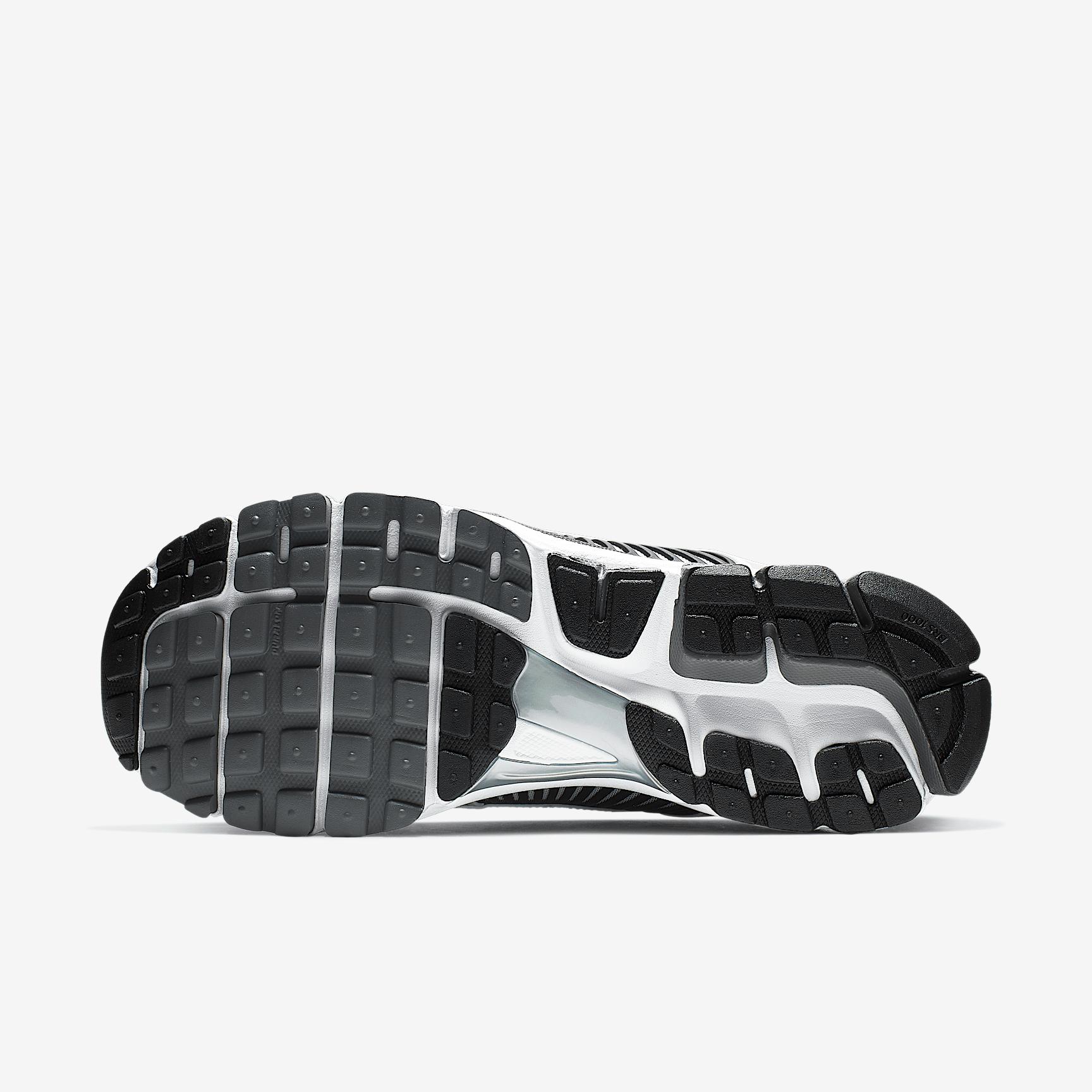Nike Men's Zoom Vomero 5 Shoes Product Image