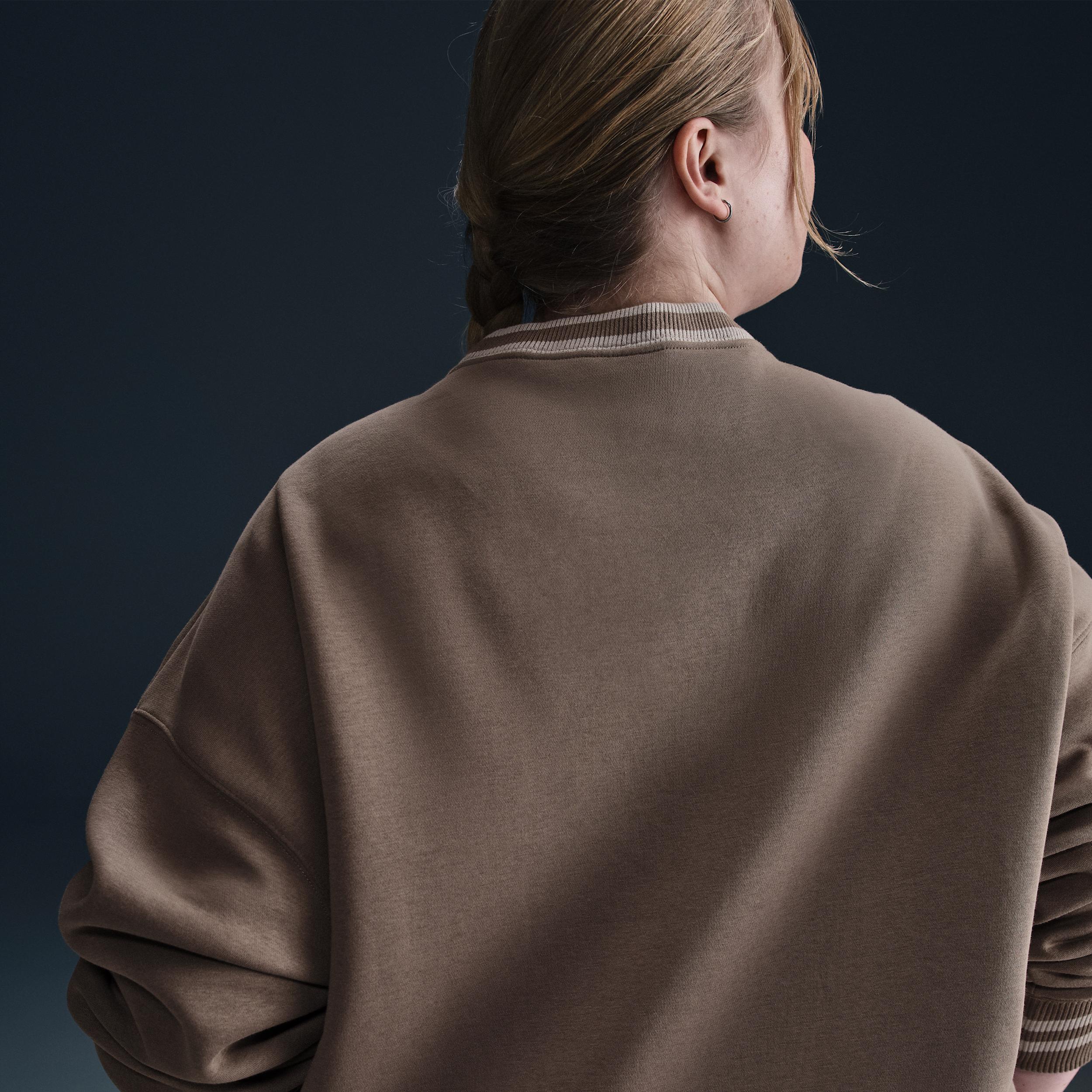 Women's Nike Sportswear Phoenix Fleece Oversized Graphic Crew-Neck Sweatshirt (Plus Size) Product Image