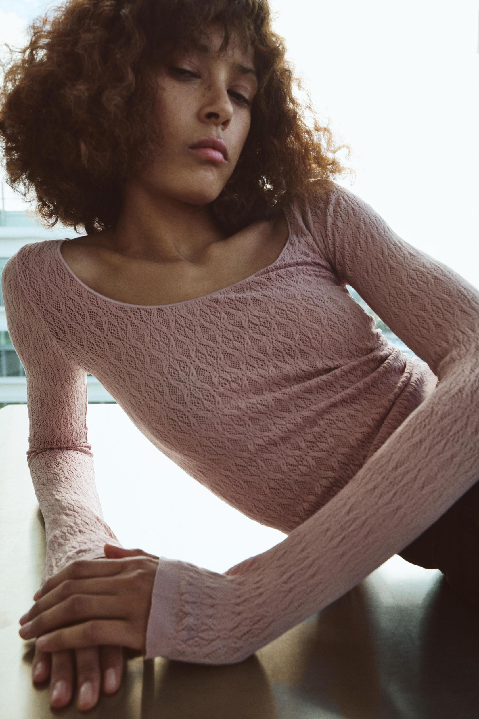 SEAMLESS LACE TOP Product Image