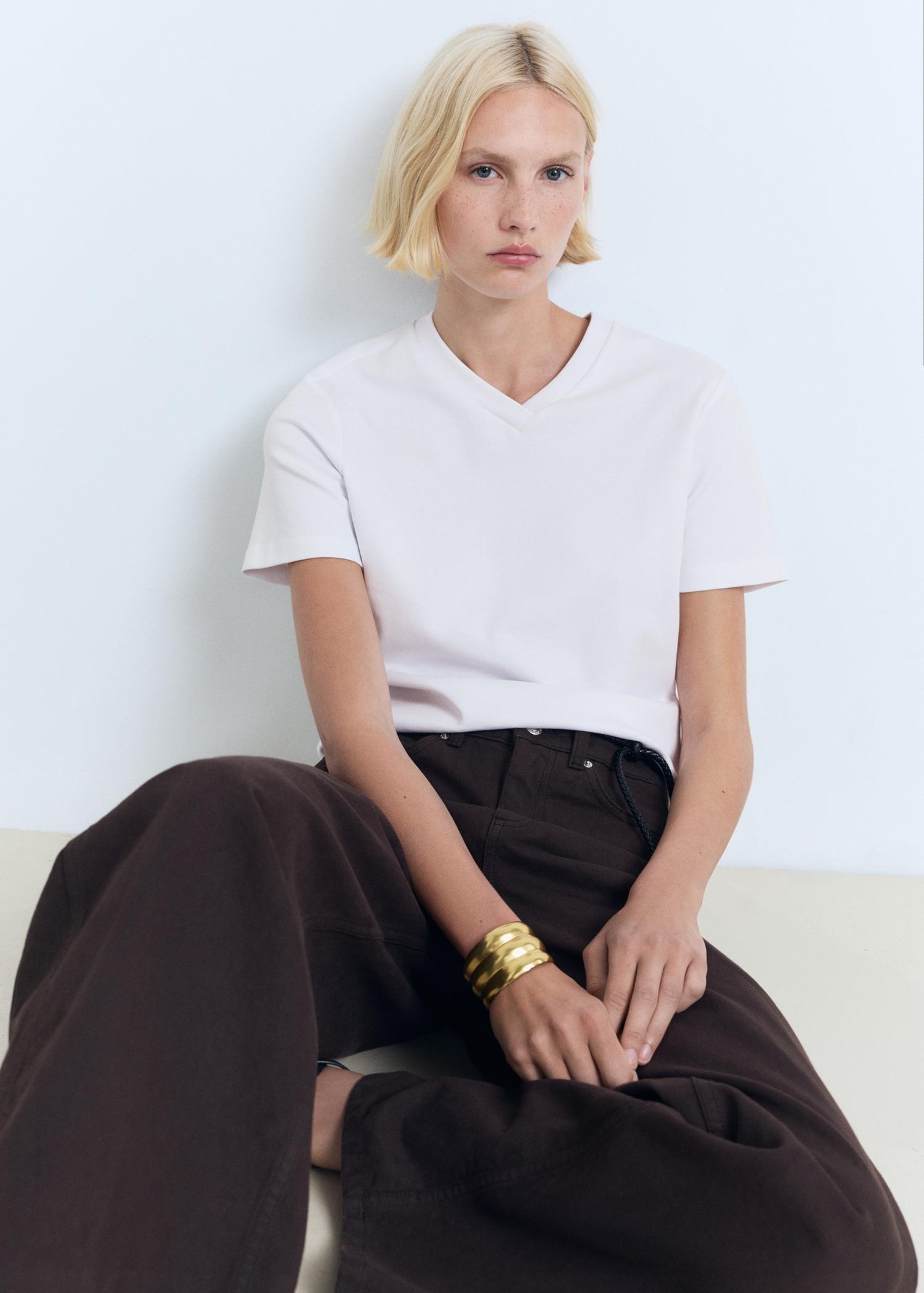 V-neck cotton T-shirt - Women | MANGO USA Product Image