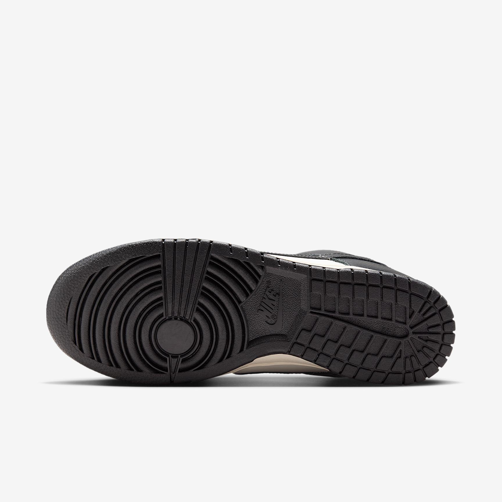 Nike Women's Dunk Low SE Shoes Product Image