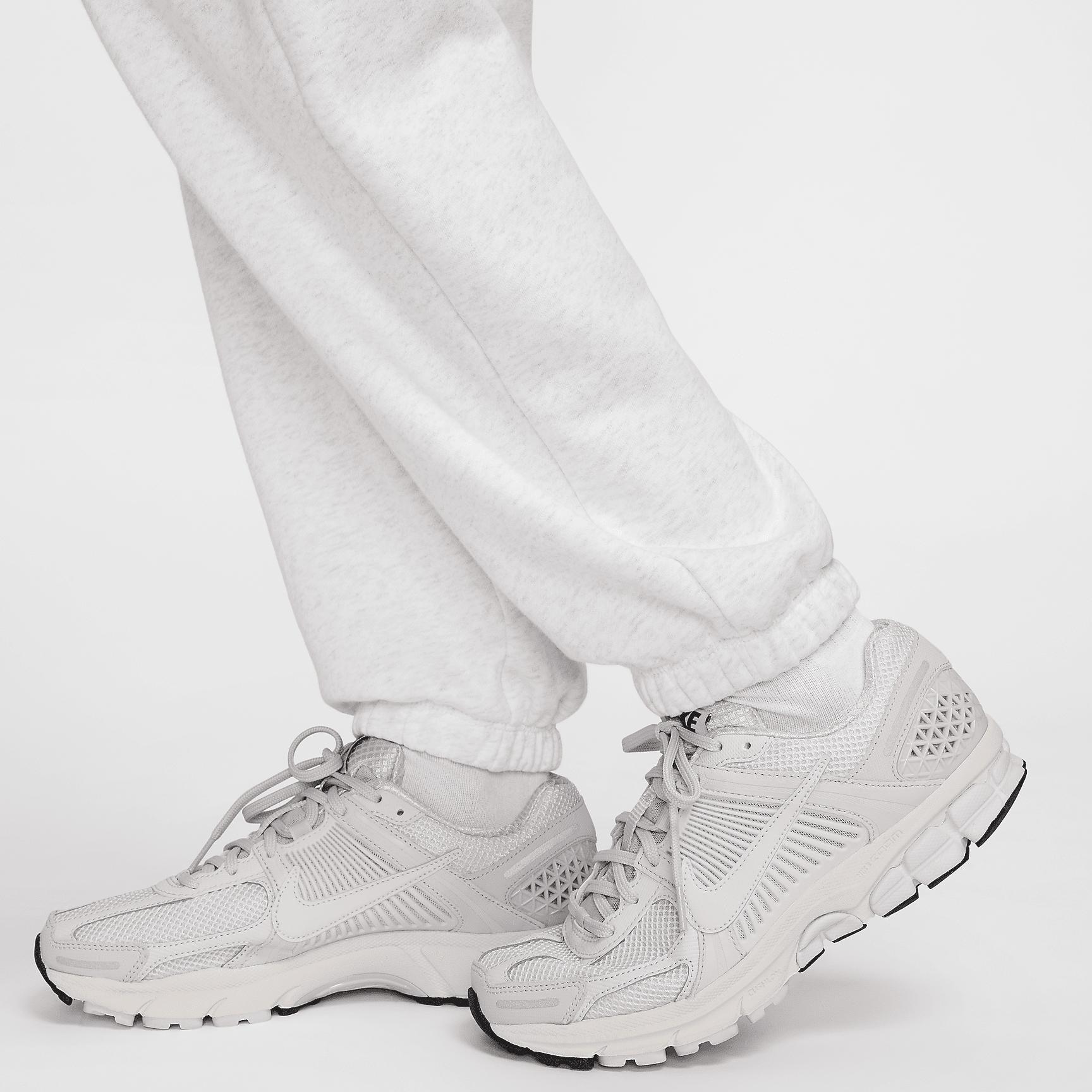 Women's Nike Sportswear Club Fleece Mid-Rise Oversized Cargo Sweatpants Product Image