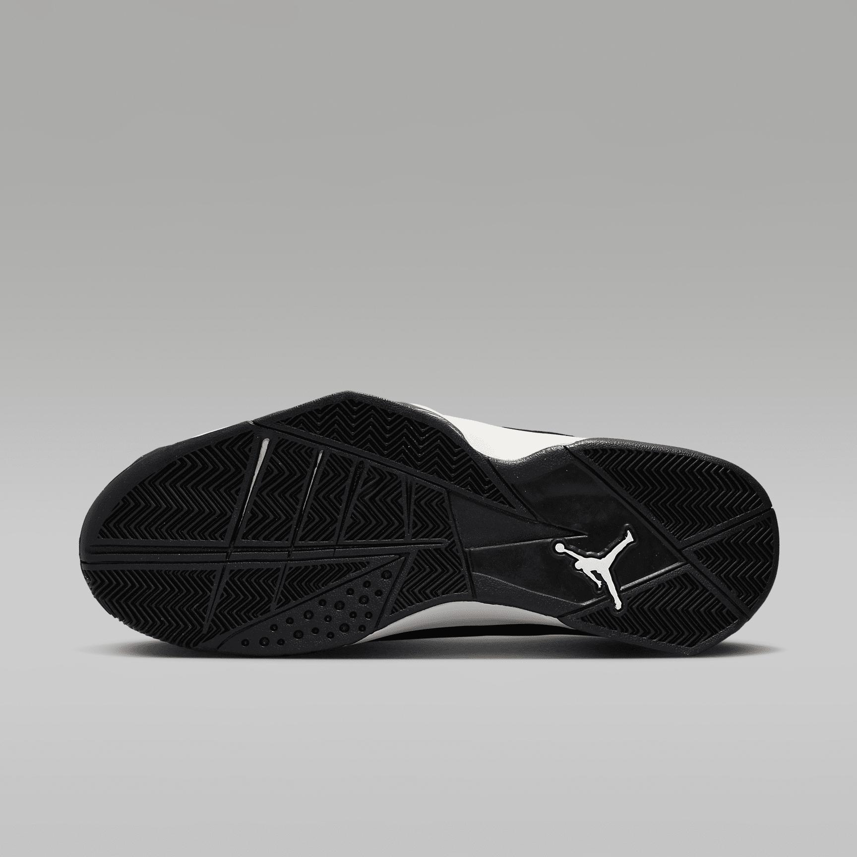 Jordan Mens True Flight Basketball Shoes Product Image