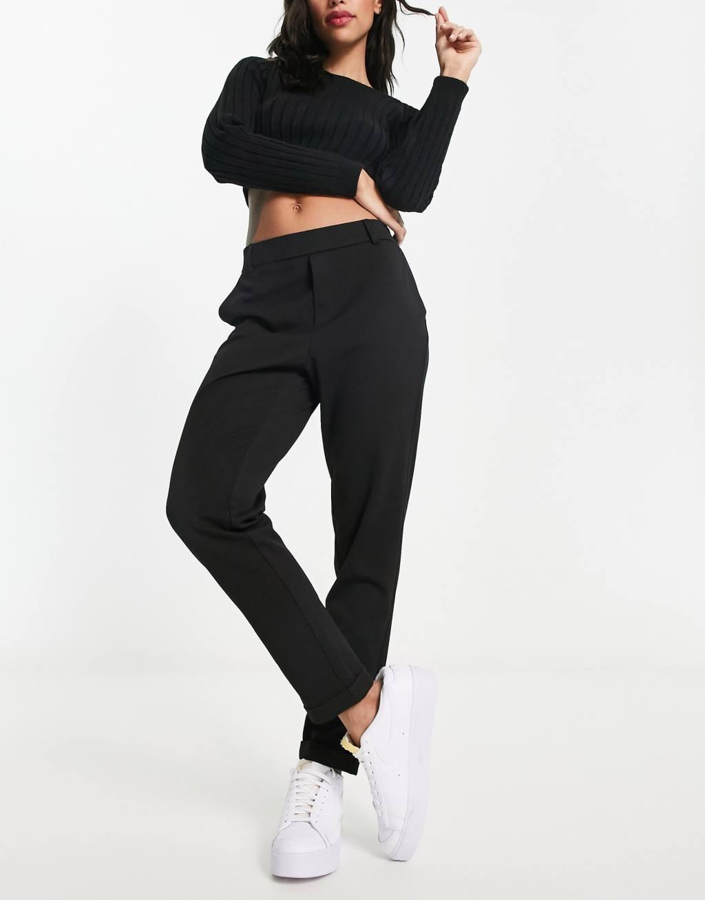 Vero Moda straight leg pants in black  Product Image