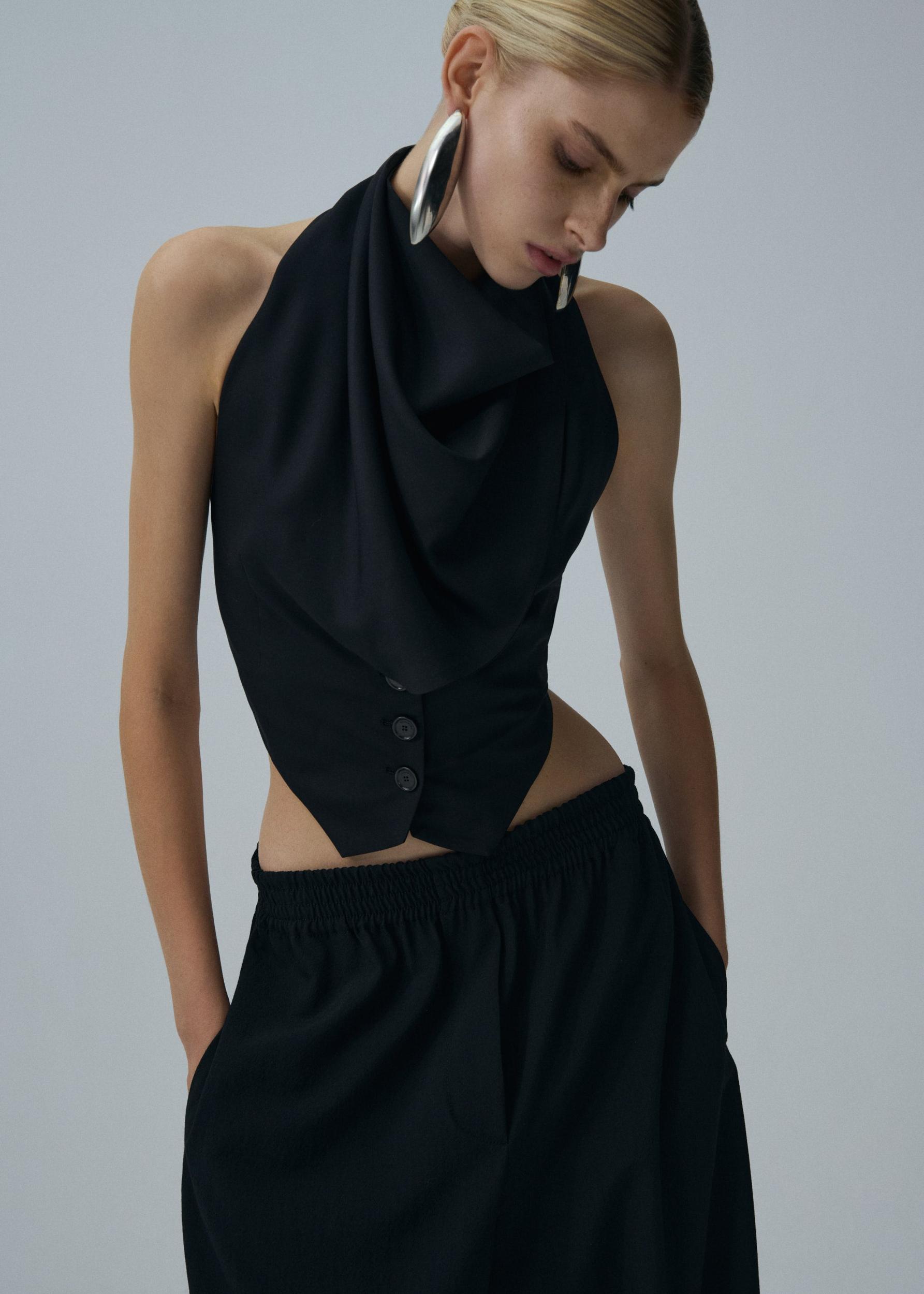 Elastic waistband trousers in black Product Image