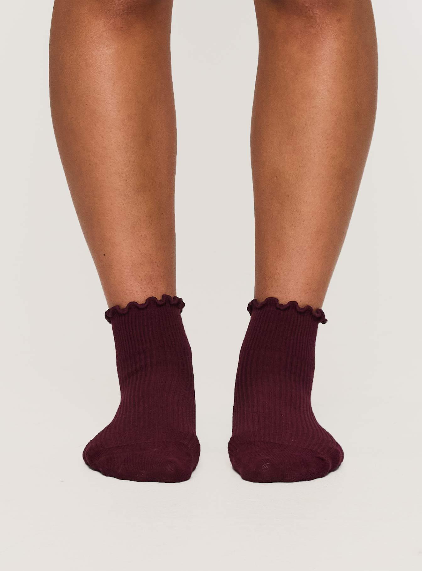 Ribbed Ruffle Socks Burgundy Product Image