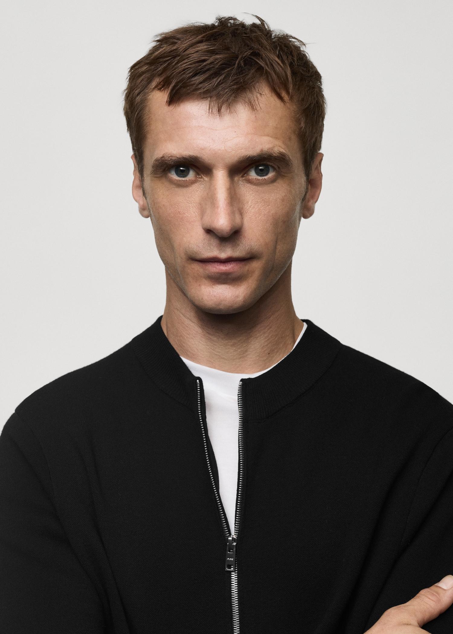 Medium-knit zip-up cardigan - Men | MANGO USA Product Image