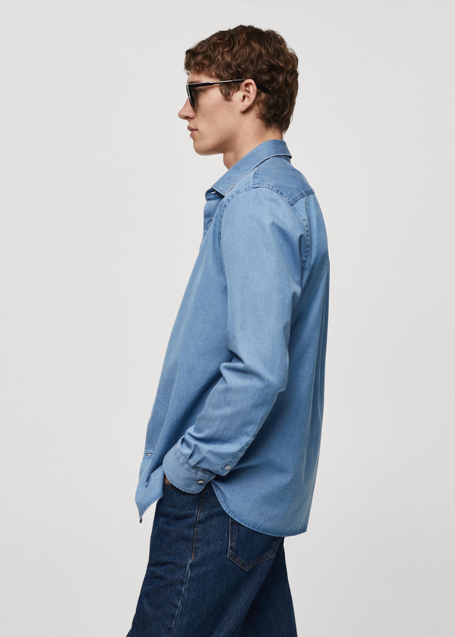 Regular-fit cotton chambray shirt - Men | MANGO USA Product Image