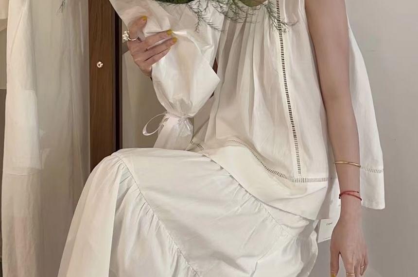 Scoop Neck Plain Flowy Tank Top Product Image