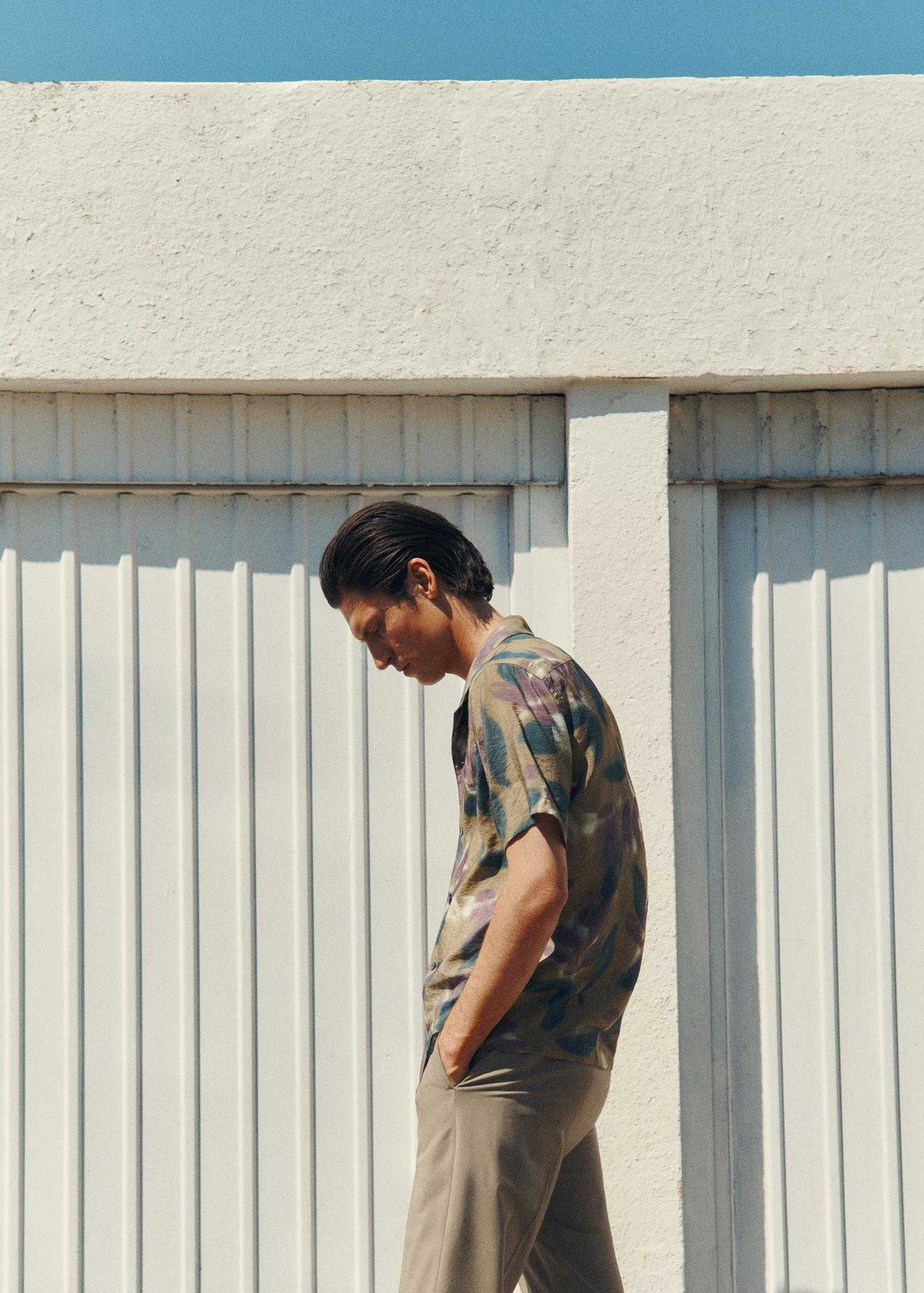 Printed short-sleeved shirt - Men | MANGO USA Product Image