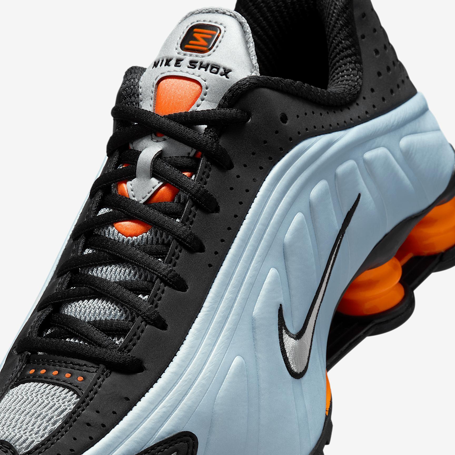 Nike Women's Shox R4 Shoes Product Image