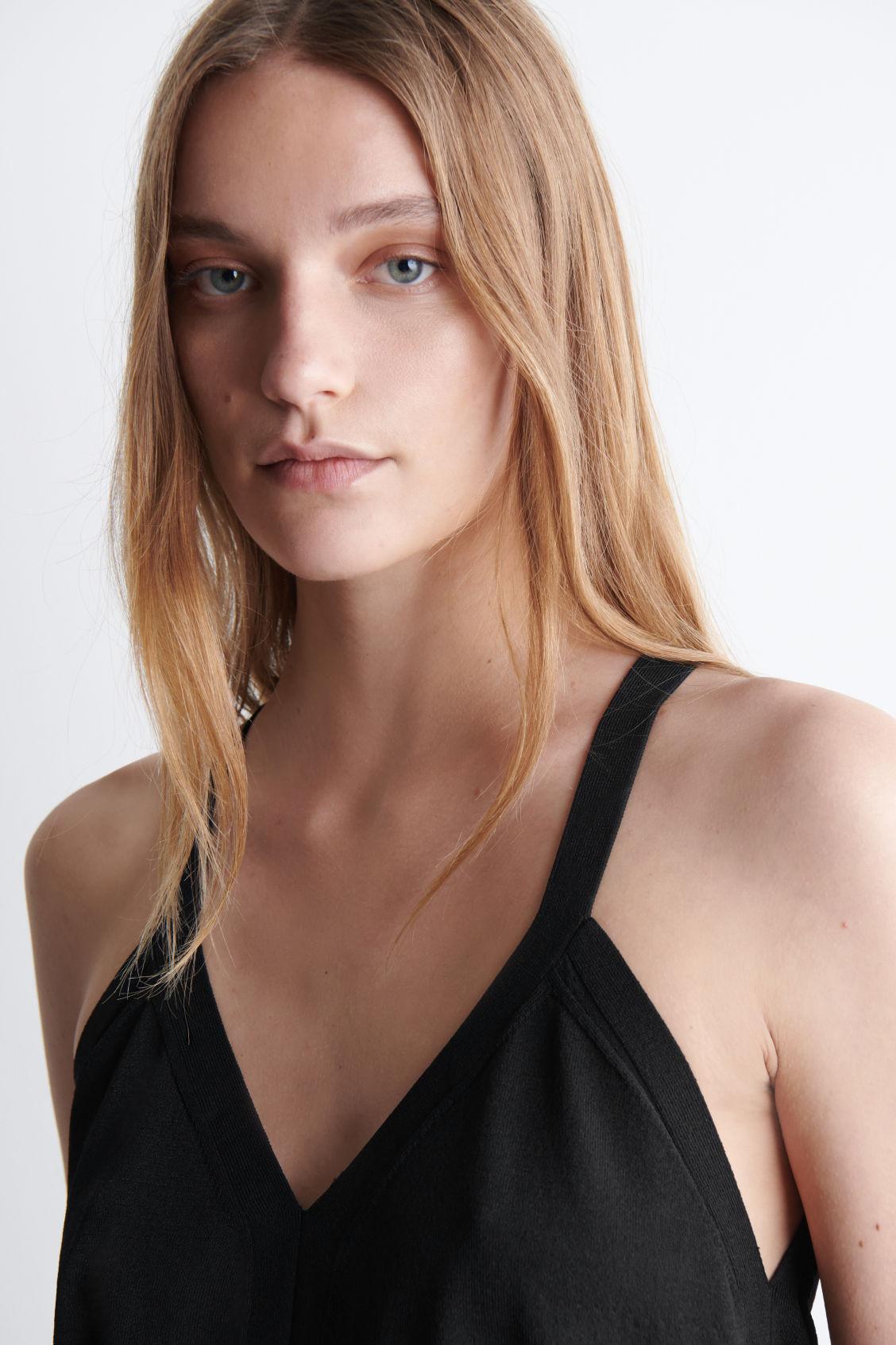 KNITTED V-NECK TANK TOP Product Image